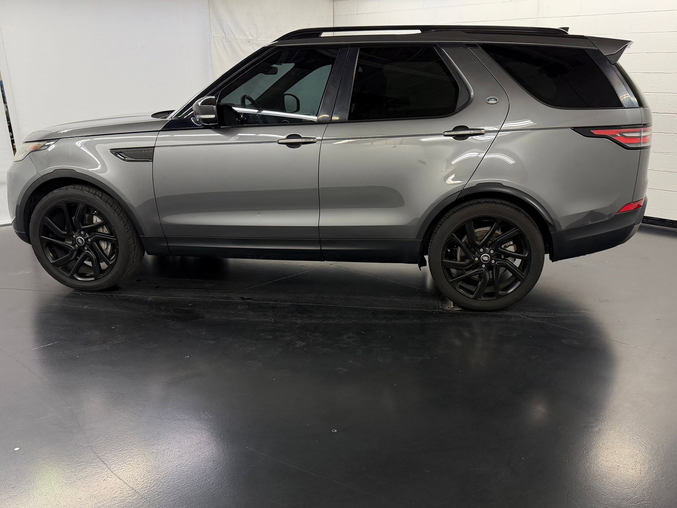 2018 Land Rover Discovery HSE photo 2