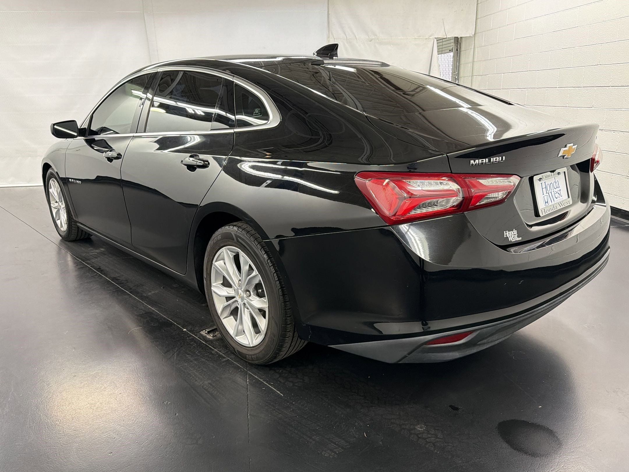 2022 Chevrolet Malibu LT photo 2