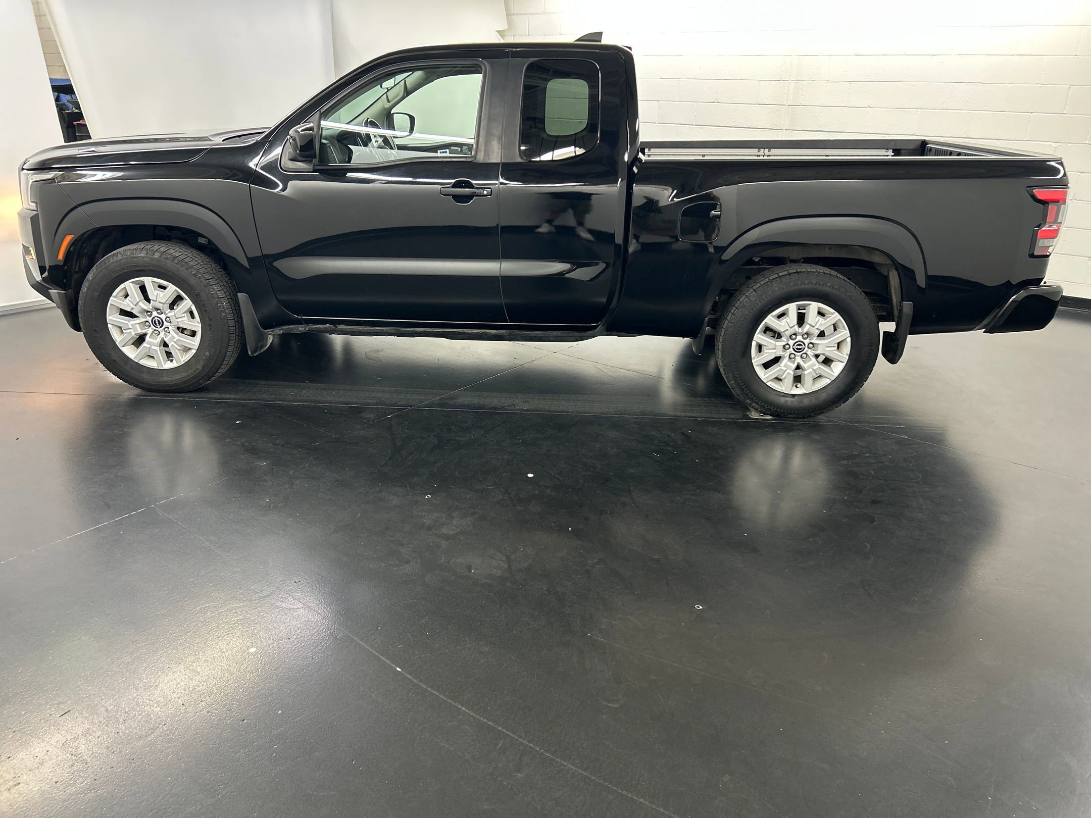 2022 Nissan Frontier SV photo 2