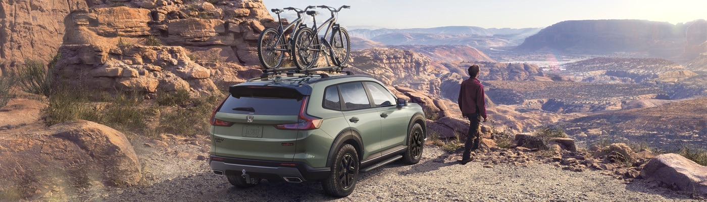 Honda CR-V Hybrid TrailSport Green CR-V Hybrid TrailSport parked at the side of a canyon