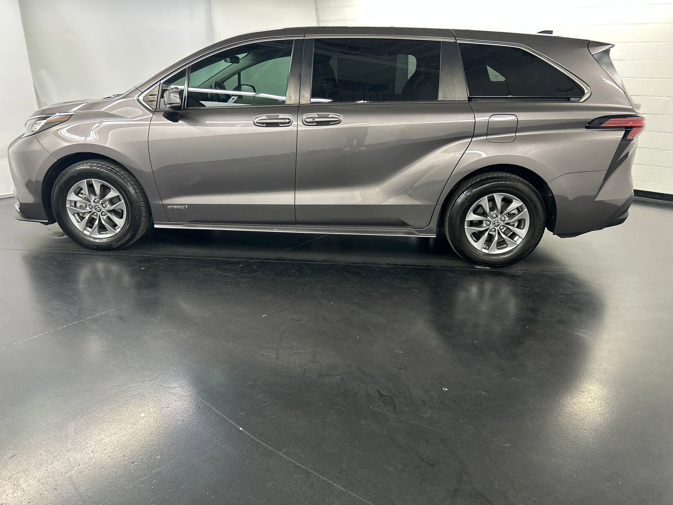 2021 Toyota Sienna LE photo 2