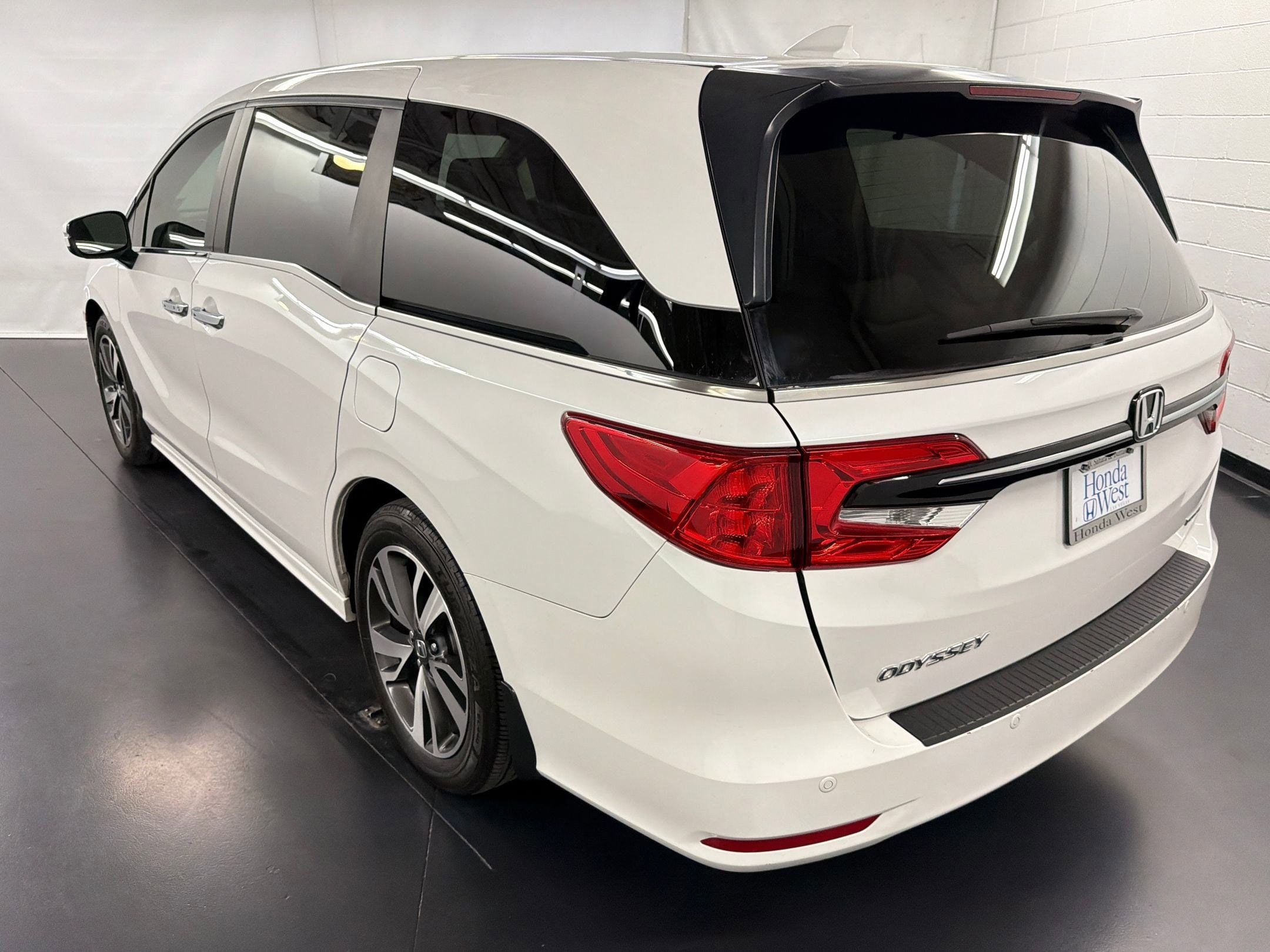 2024 Honda Odyssey Touring photo 2