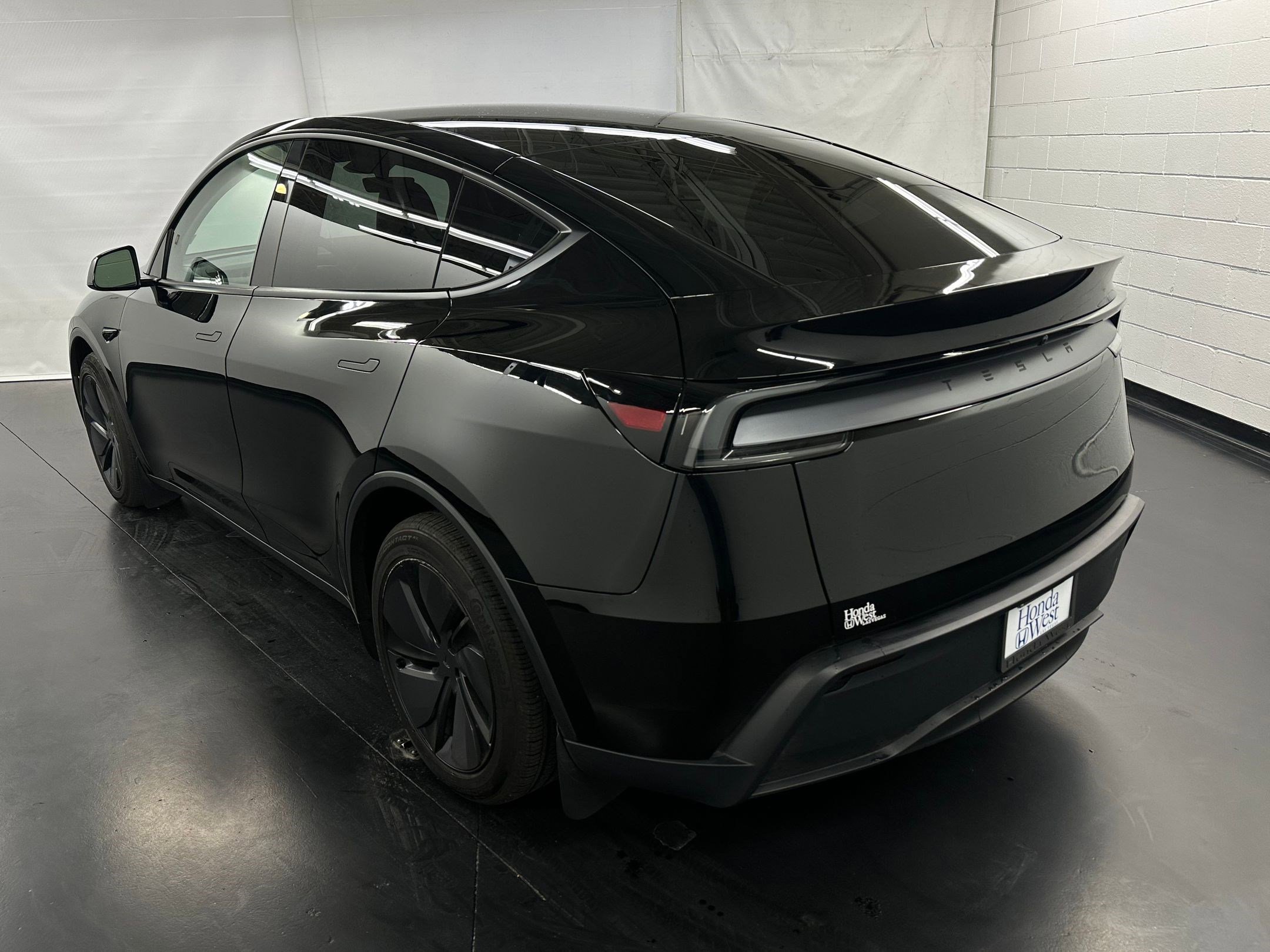 2026 Tesla Model Y photo 2