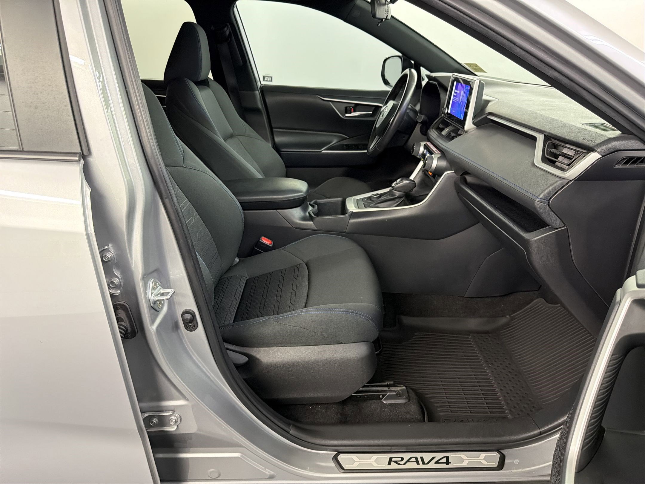 2024 Toyota RAV4 SE - Photo 29