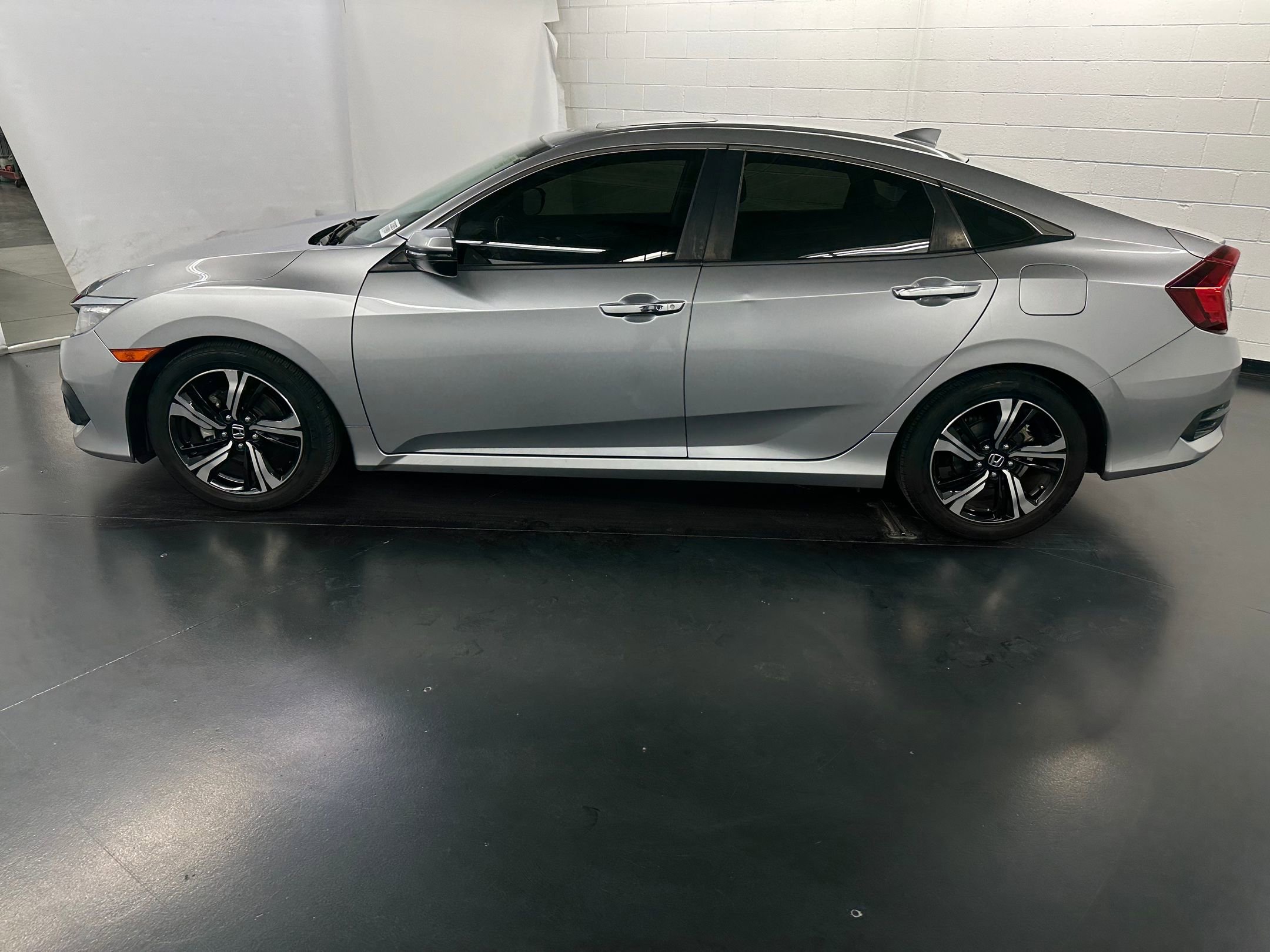 2018 Honda Civic Touring photo 2