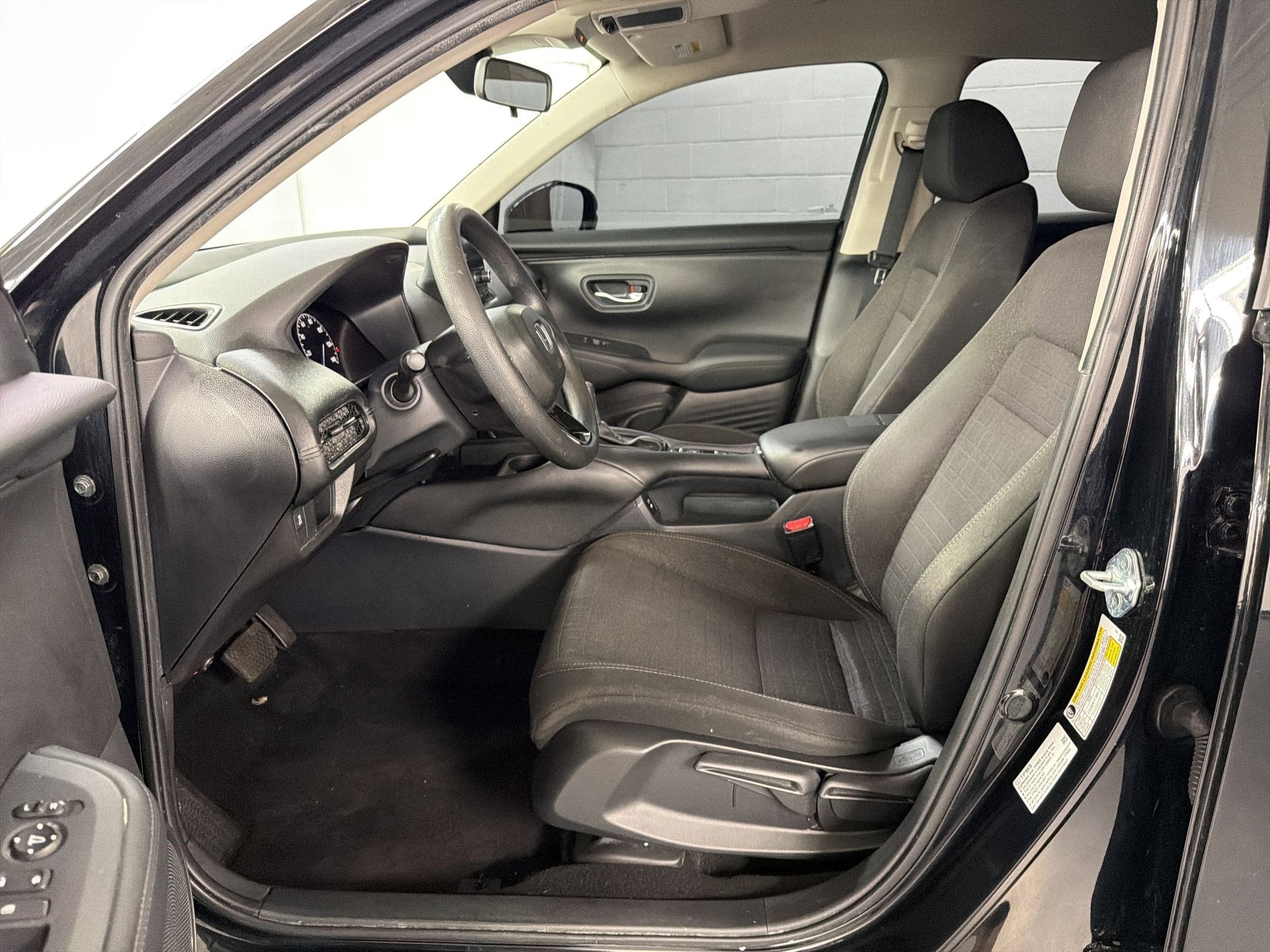 2025 Honda HR-V LX photo 4