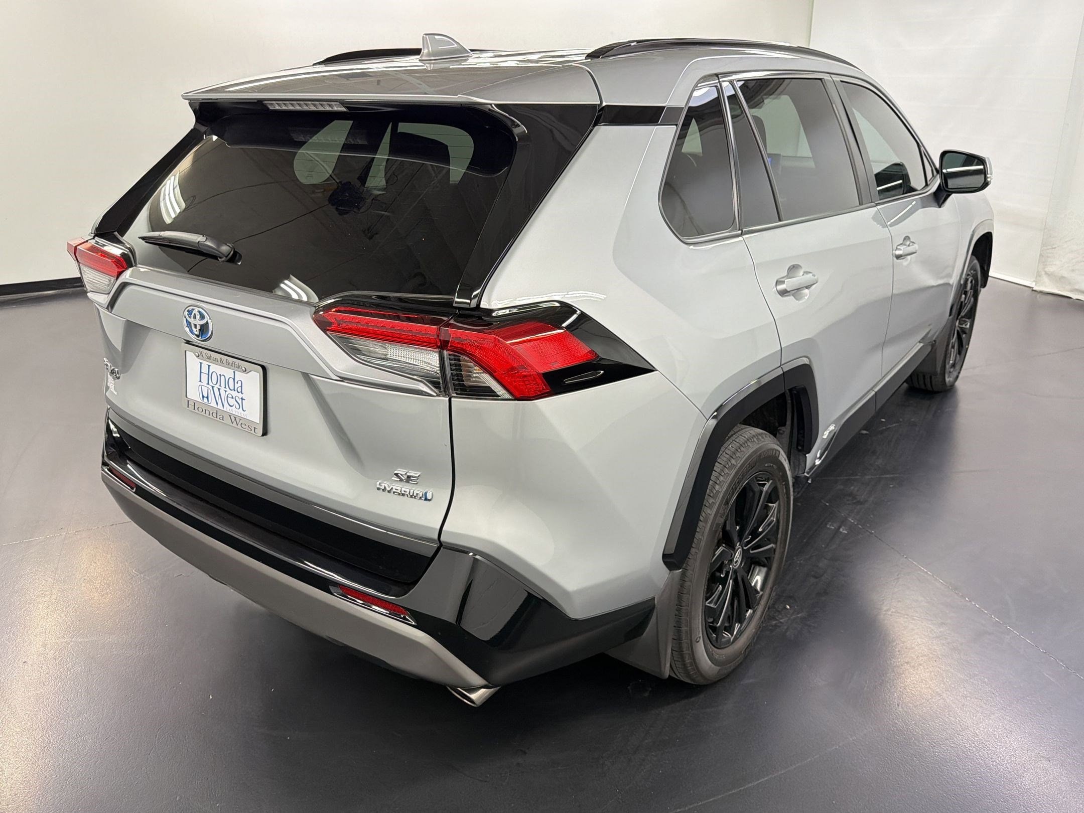 2024 Toyota RAV4 SE - Photo 9
