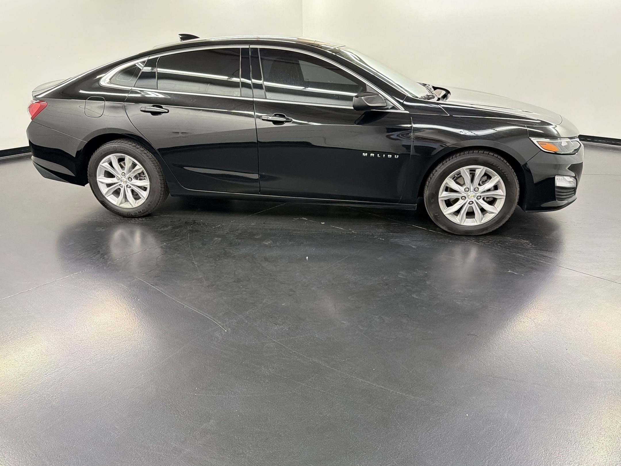 2022 Chevrolet Malibu LT photo 3