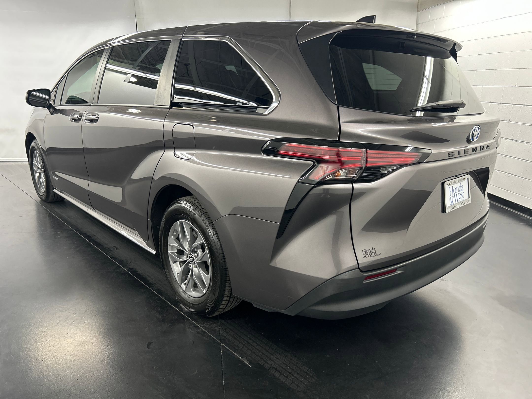 2021 Toyota Sienna LE photo 3
