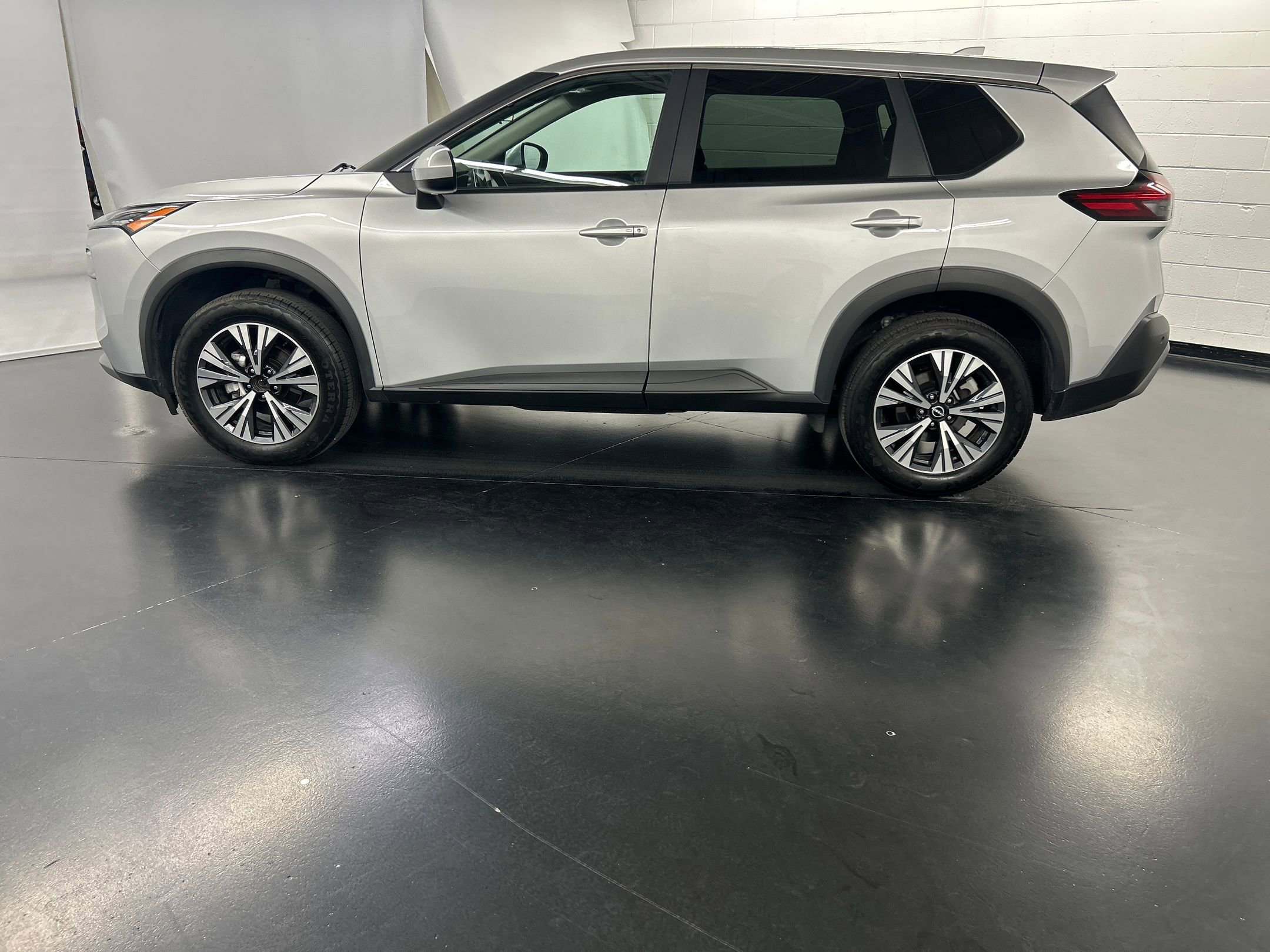 2023 Nissan Rogue SV photo 2