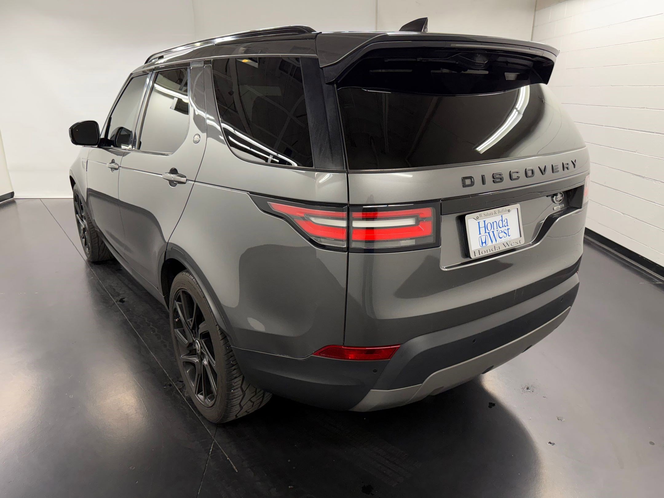 2018 Land Rover Discovery HSE photo 3