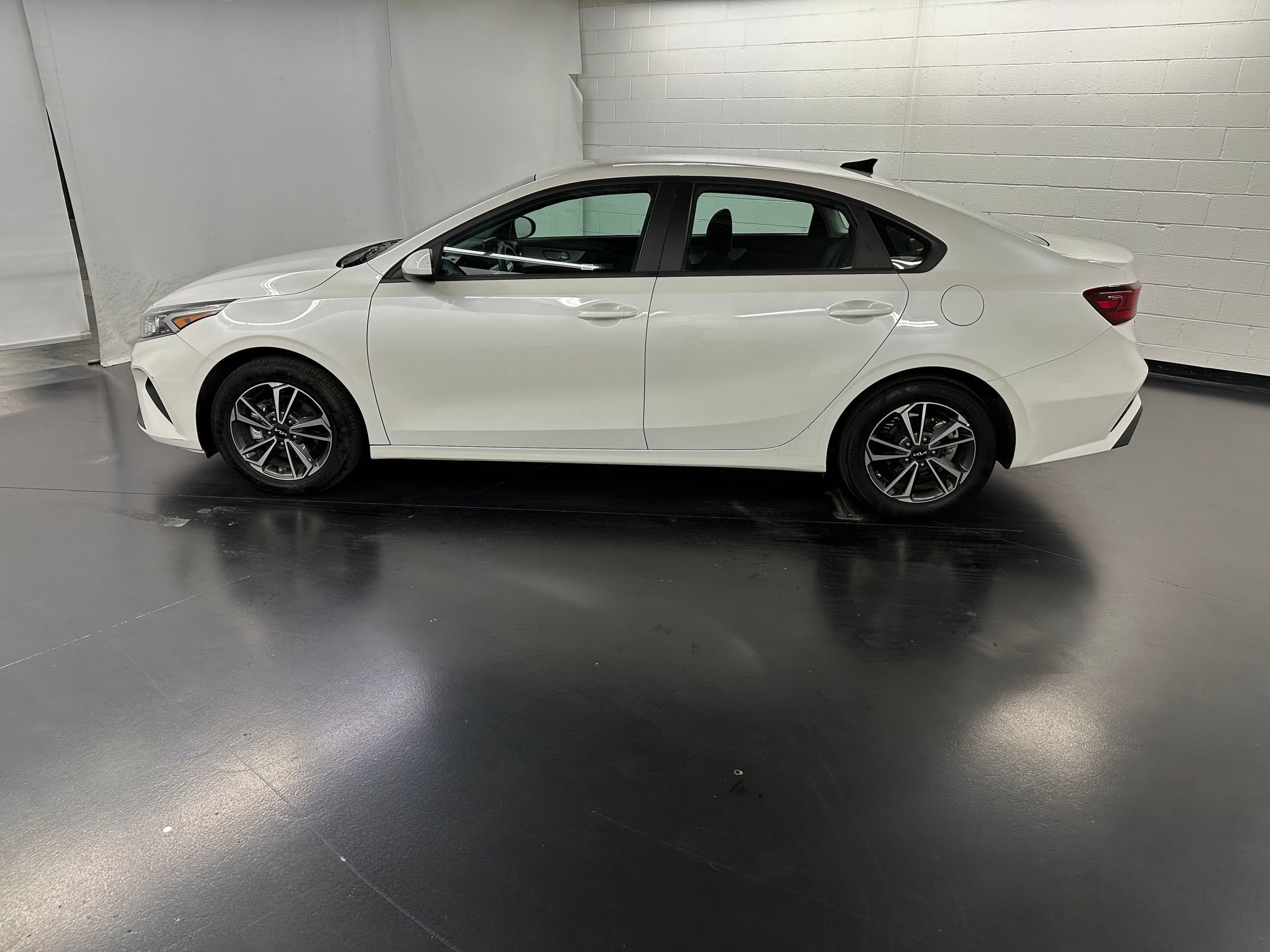 2024 Kia Forte LXS photo 2