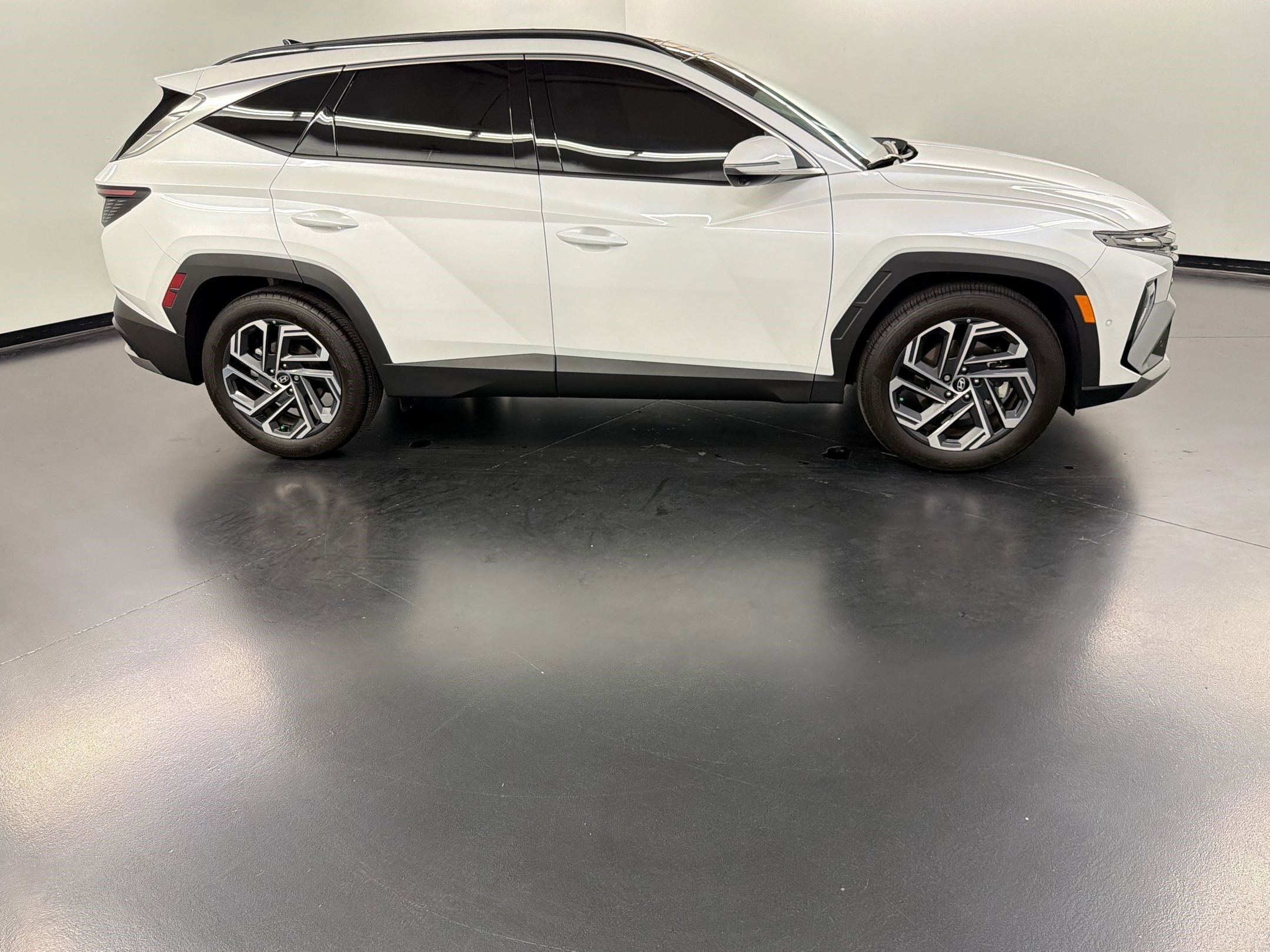 2025 Hyundai Tucson Limited photo 3