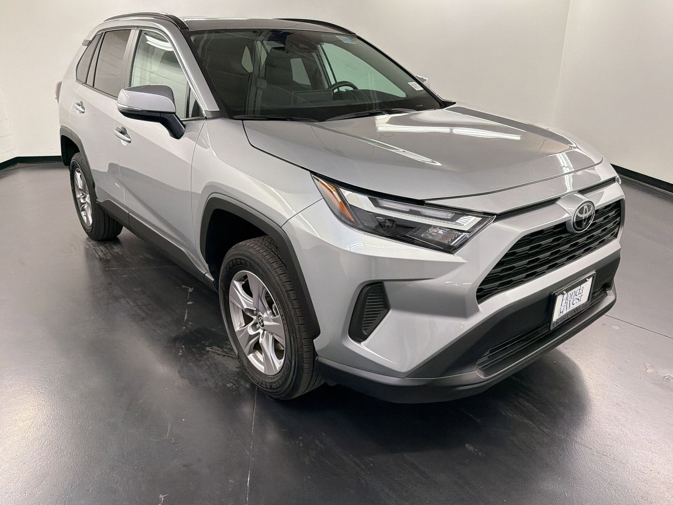 2025 Toyota RAV4 XLE photo 6