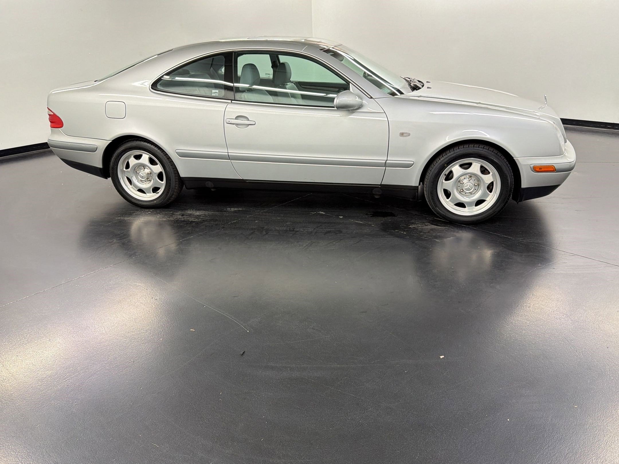 1998 Mercedes-Benz CLK-Class 2dr Coupe photo 3