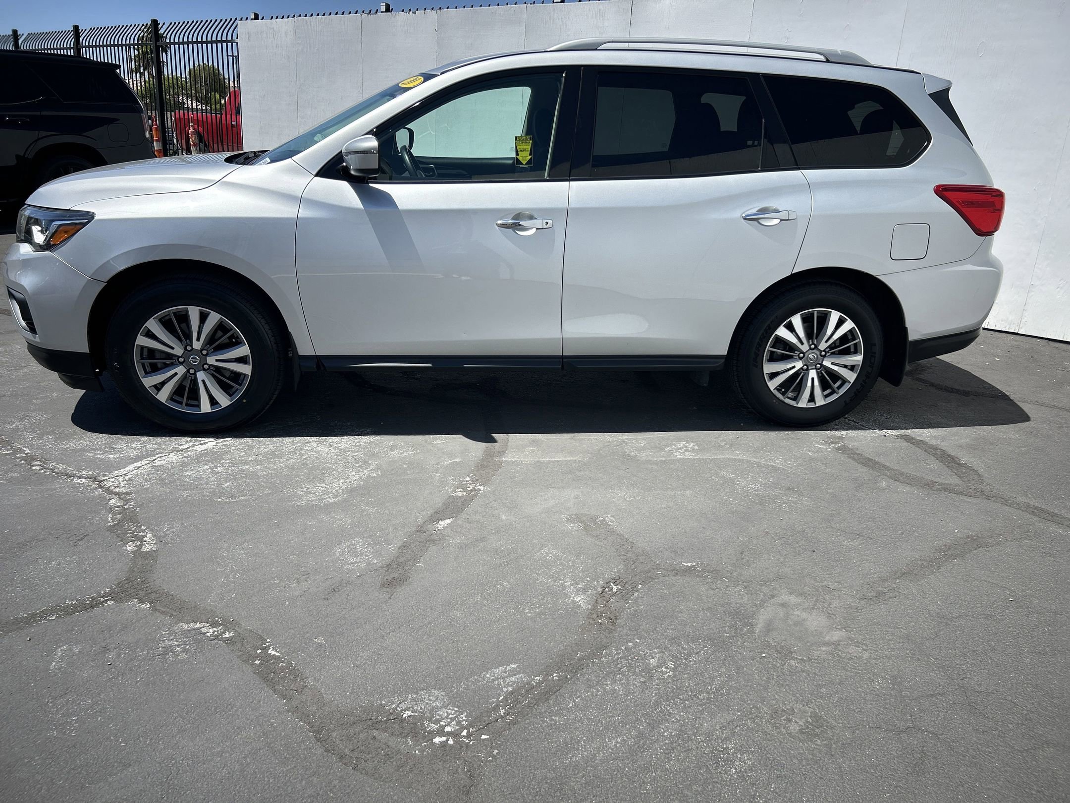 2020 Nissan Pathfinder S photo 2