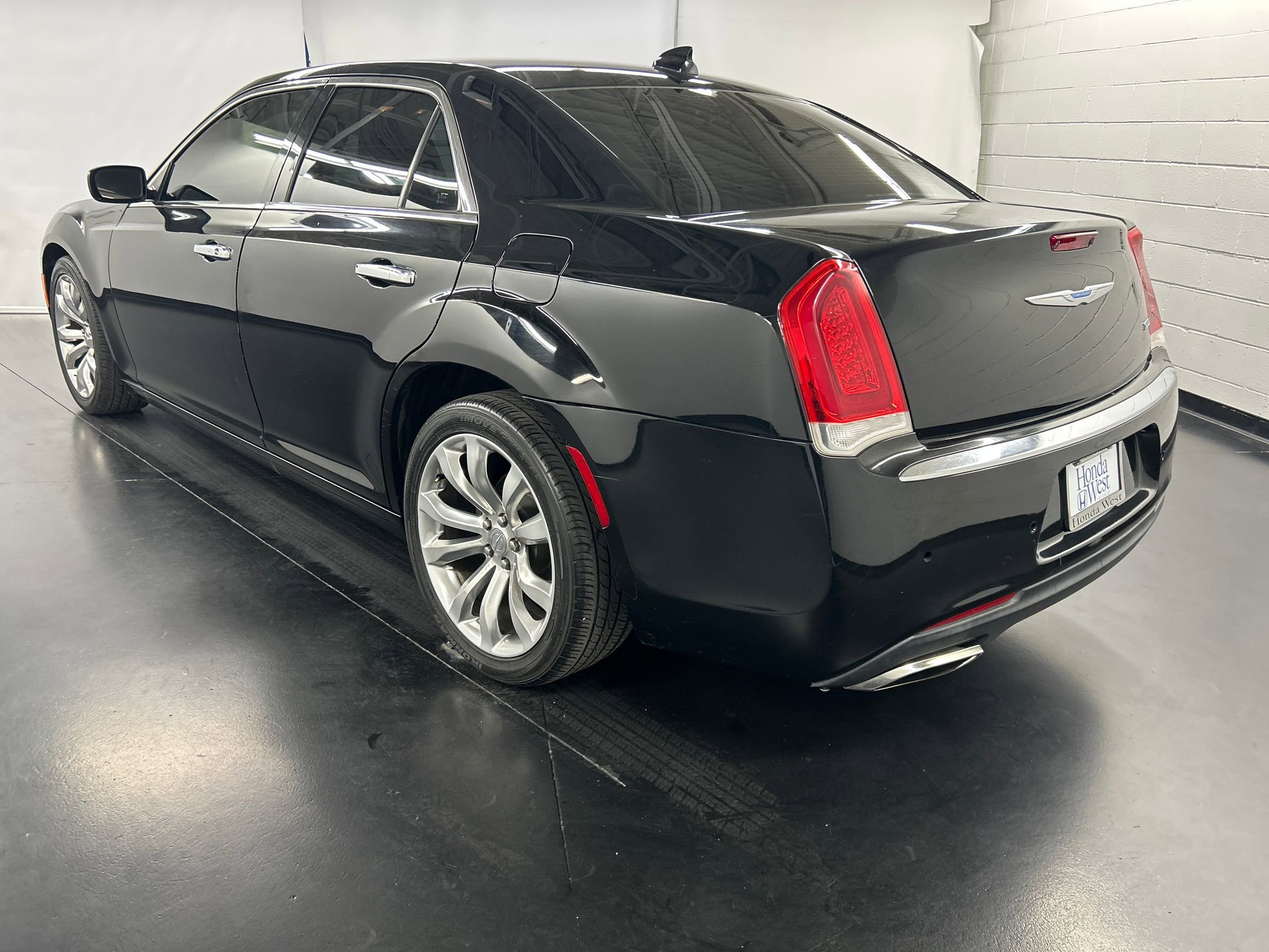 2019 Chrysler 300 Limited photo 3