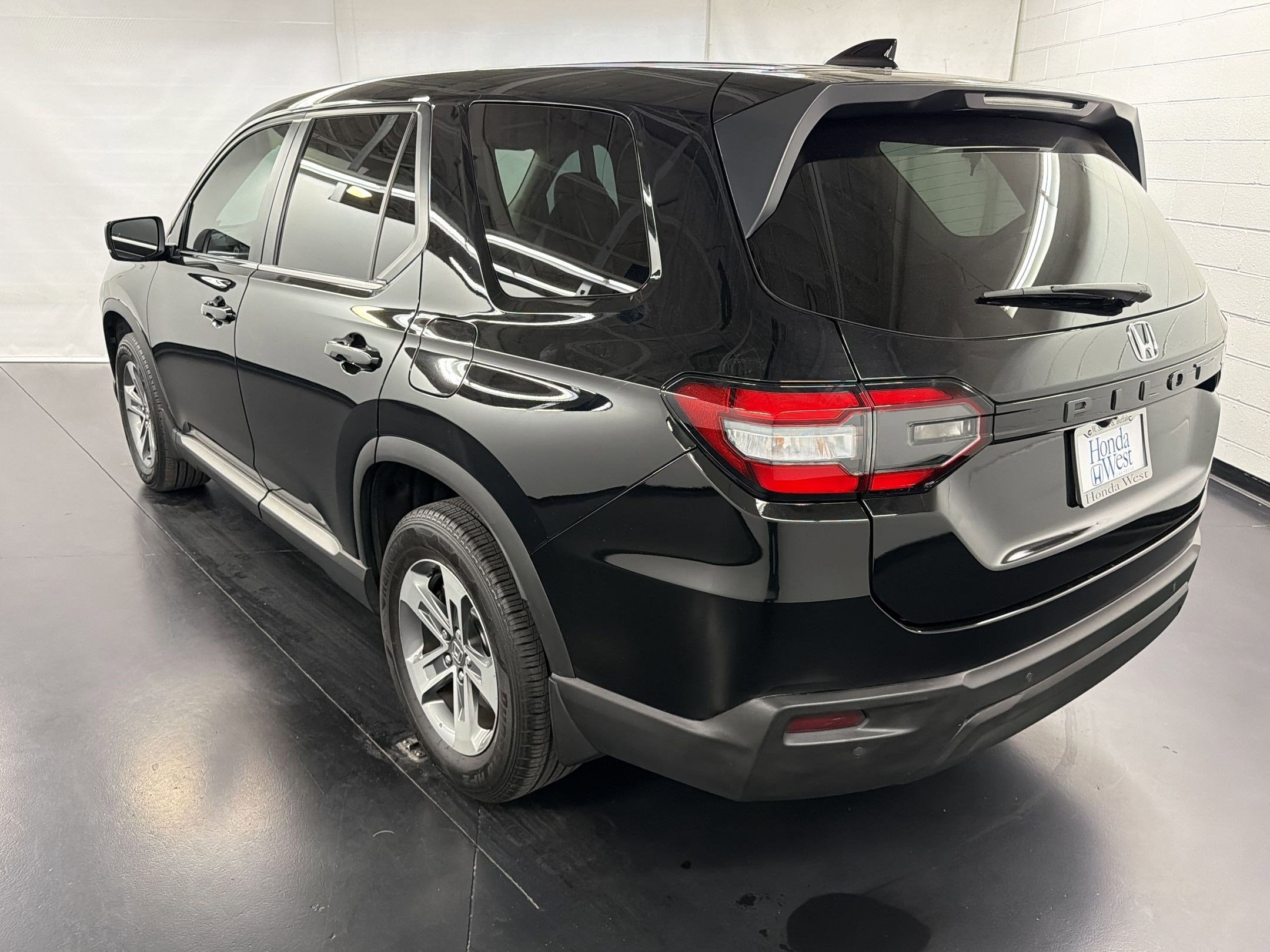 2023 Honda Pilot EX-L 8 Passenger photo 2