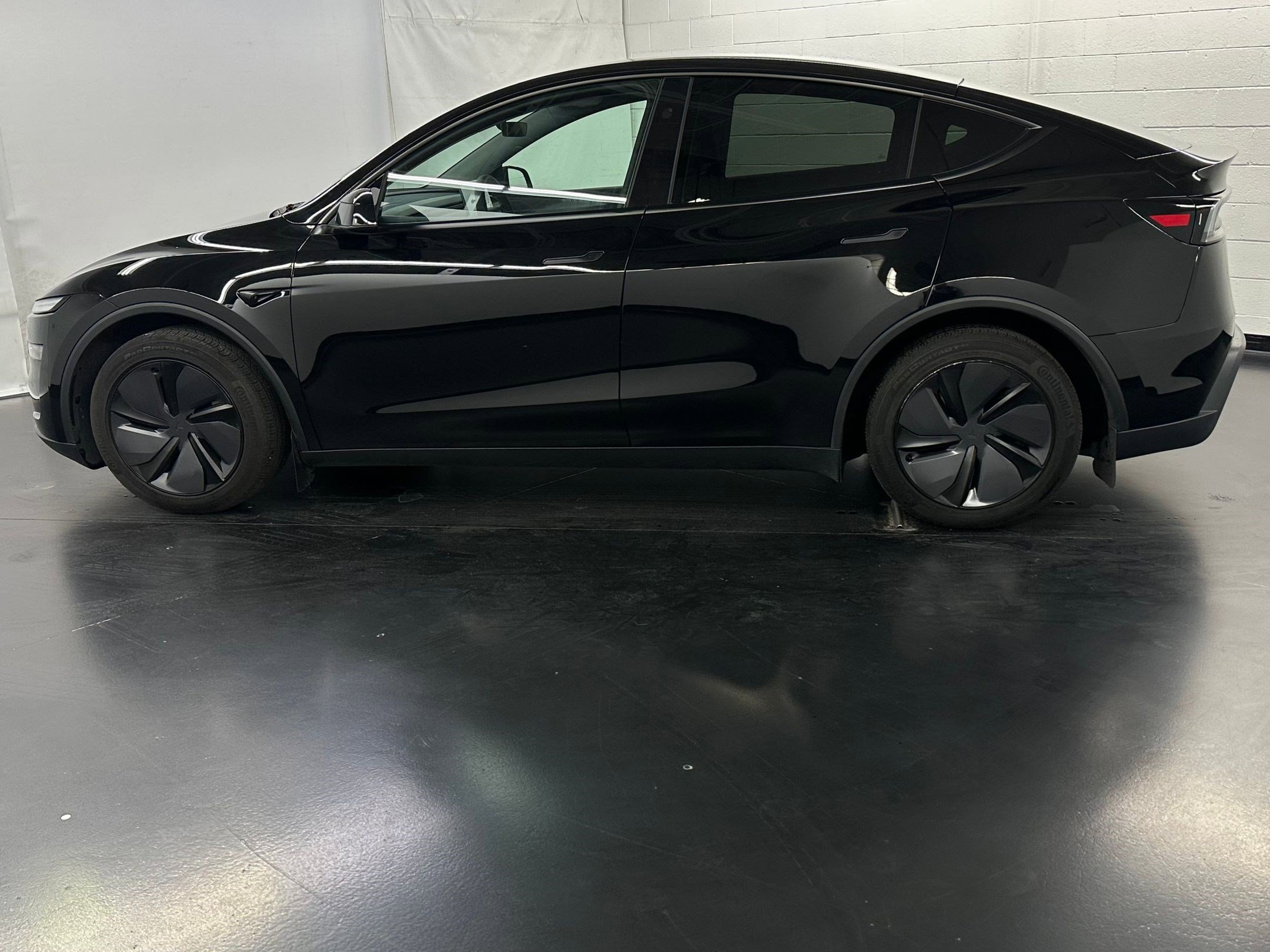 2026 Tesla Model Y photo 2