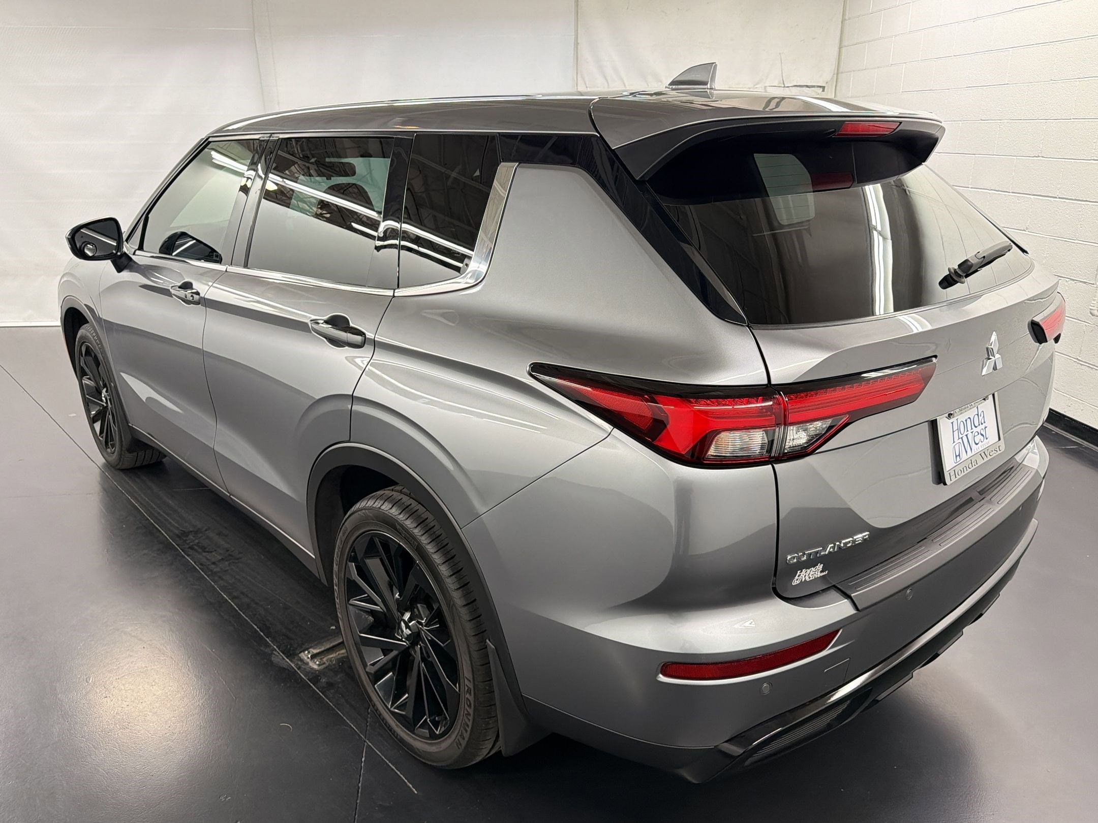 2023 Mitsubishi Outlander SE Special Edition photo 2