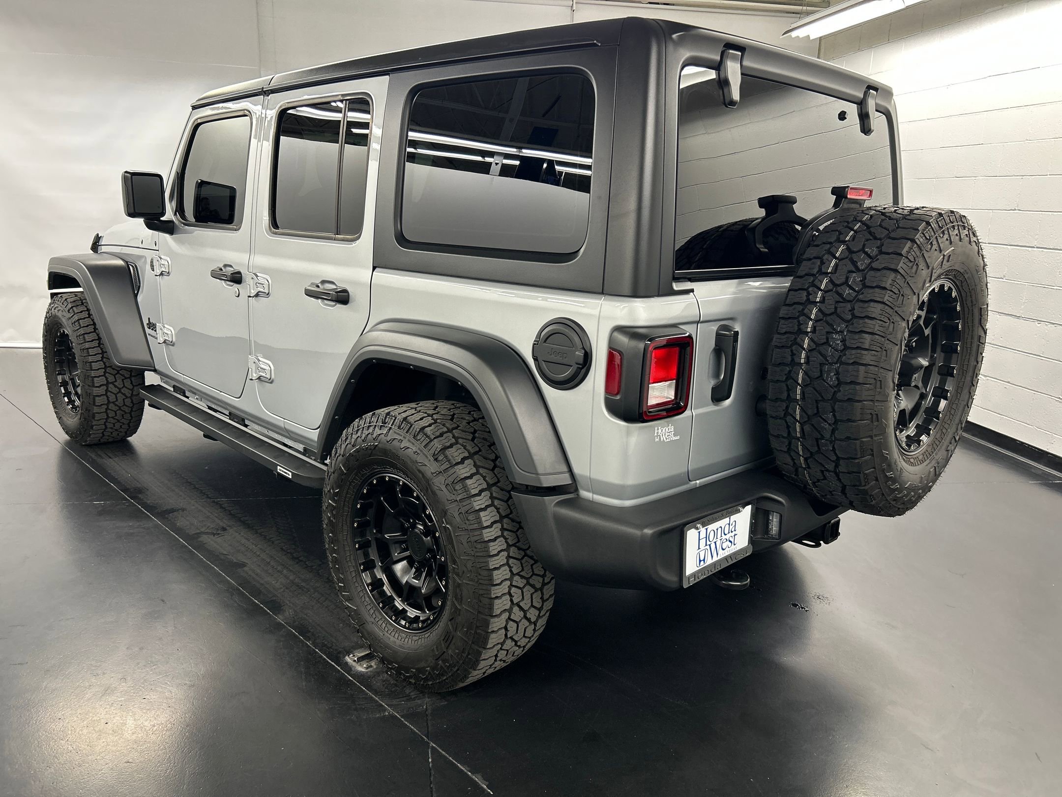 2023 Jeep Wrangler Sport S photo 3