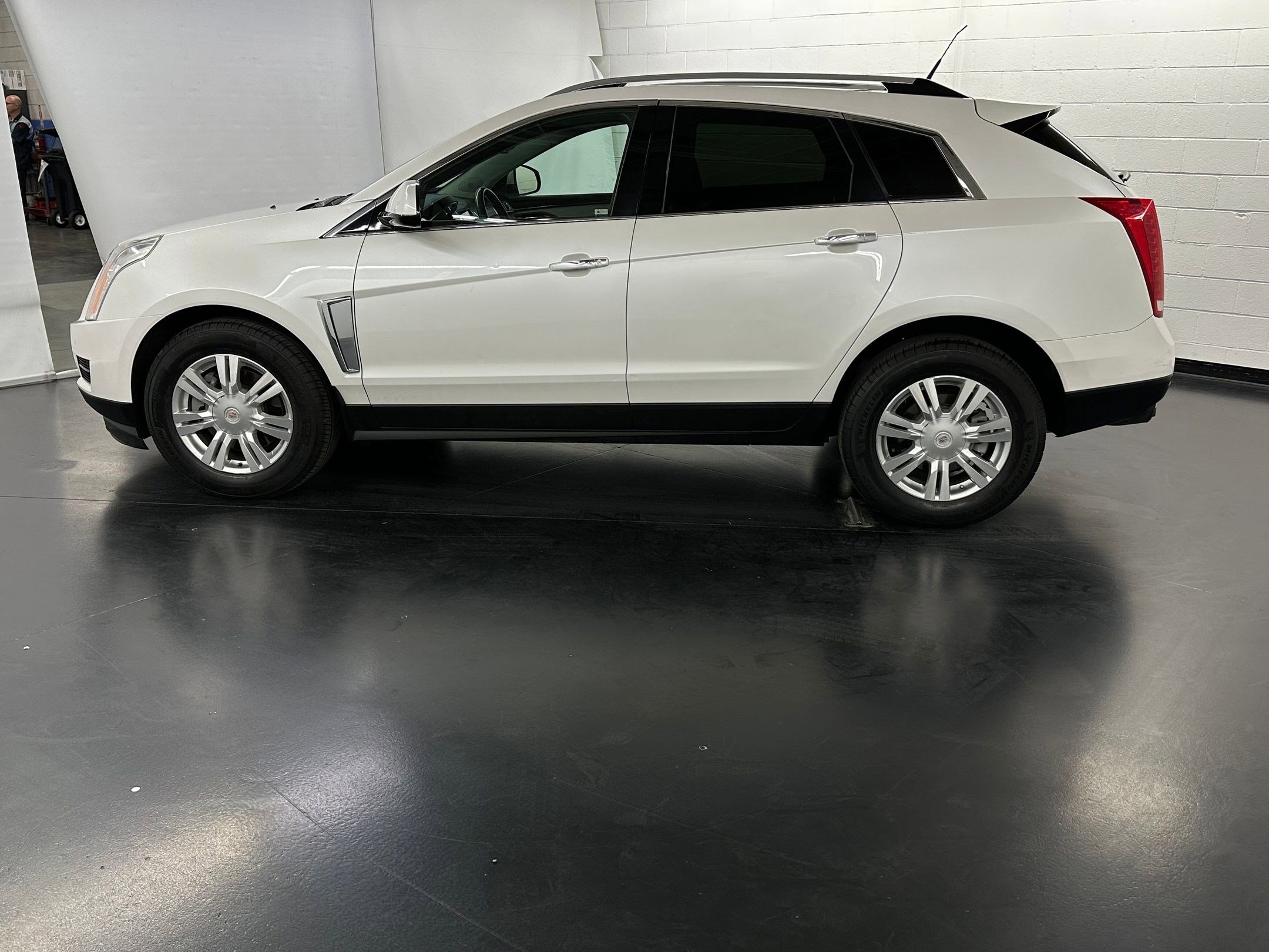 2014 Cadillac SRX Luxury photo 2