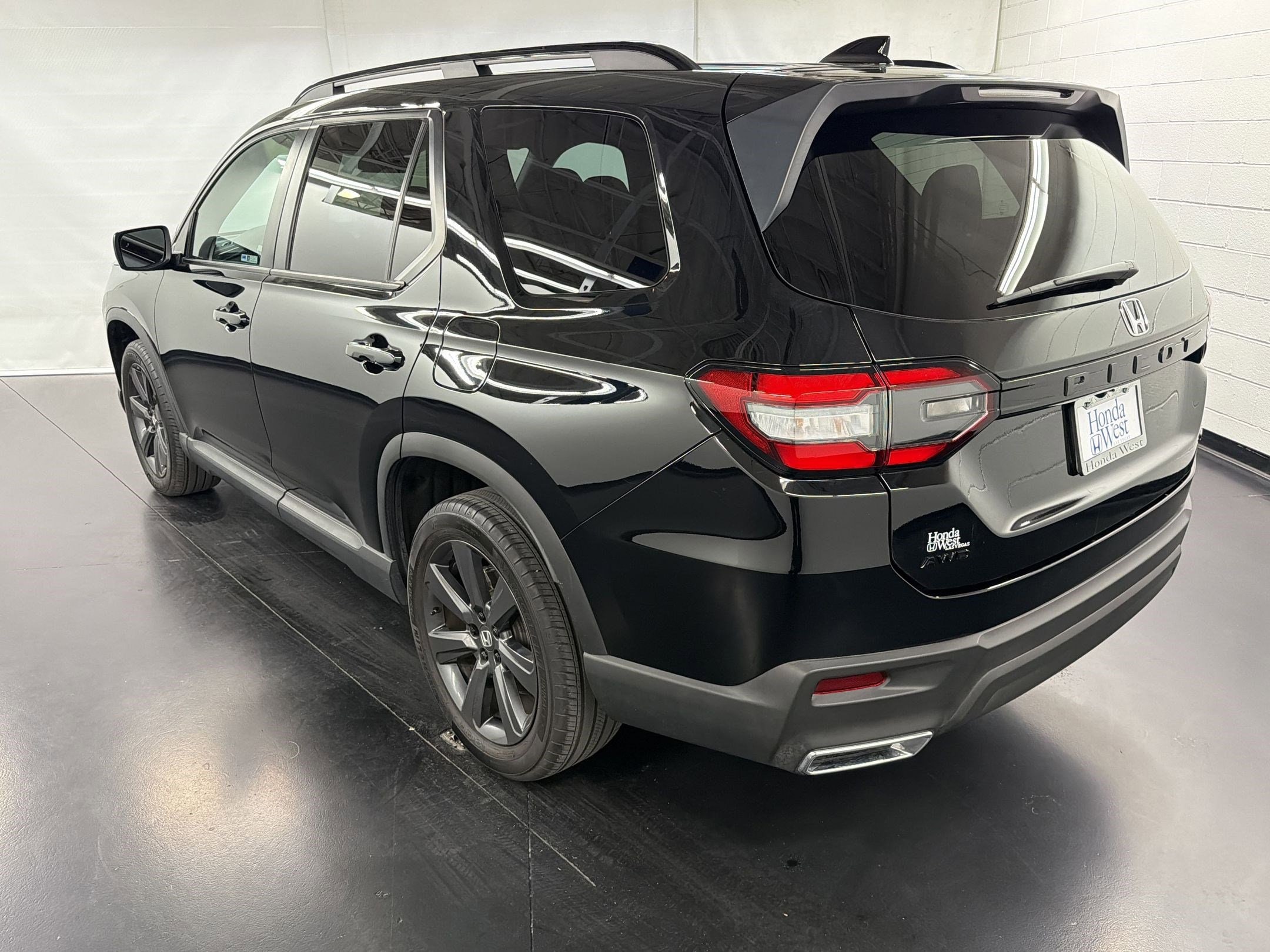 2023 Honda Pilot Sport photo 2