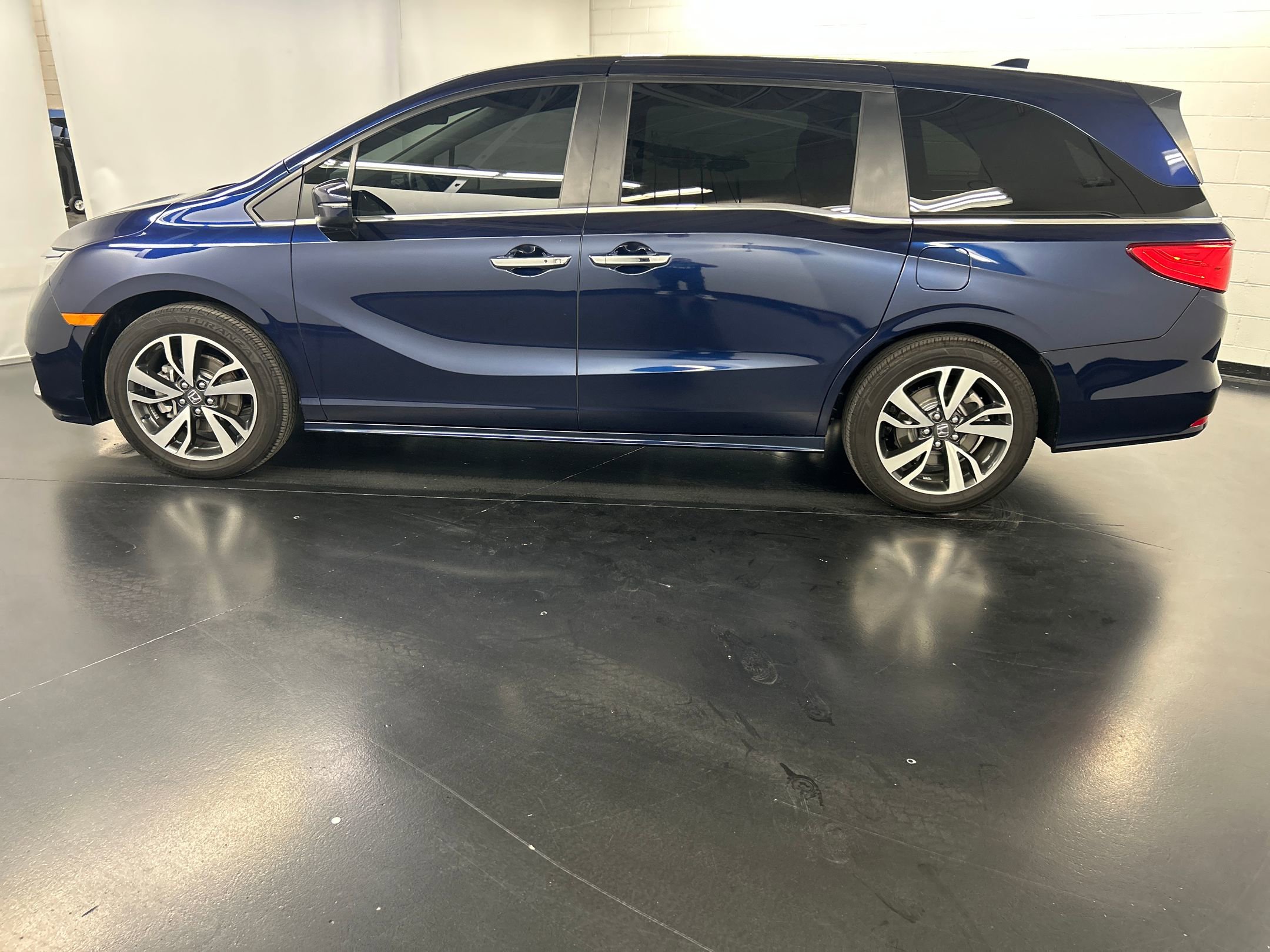 2023 Honda Odyssey Touring photo 2