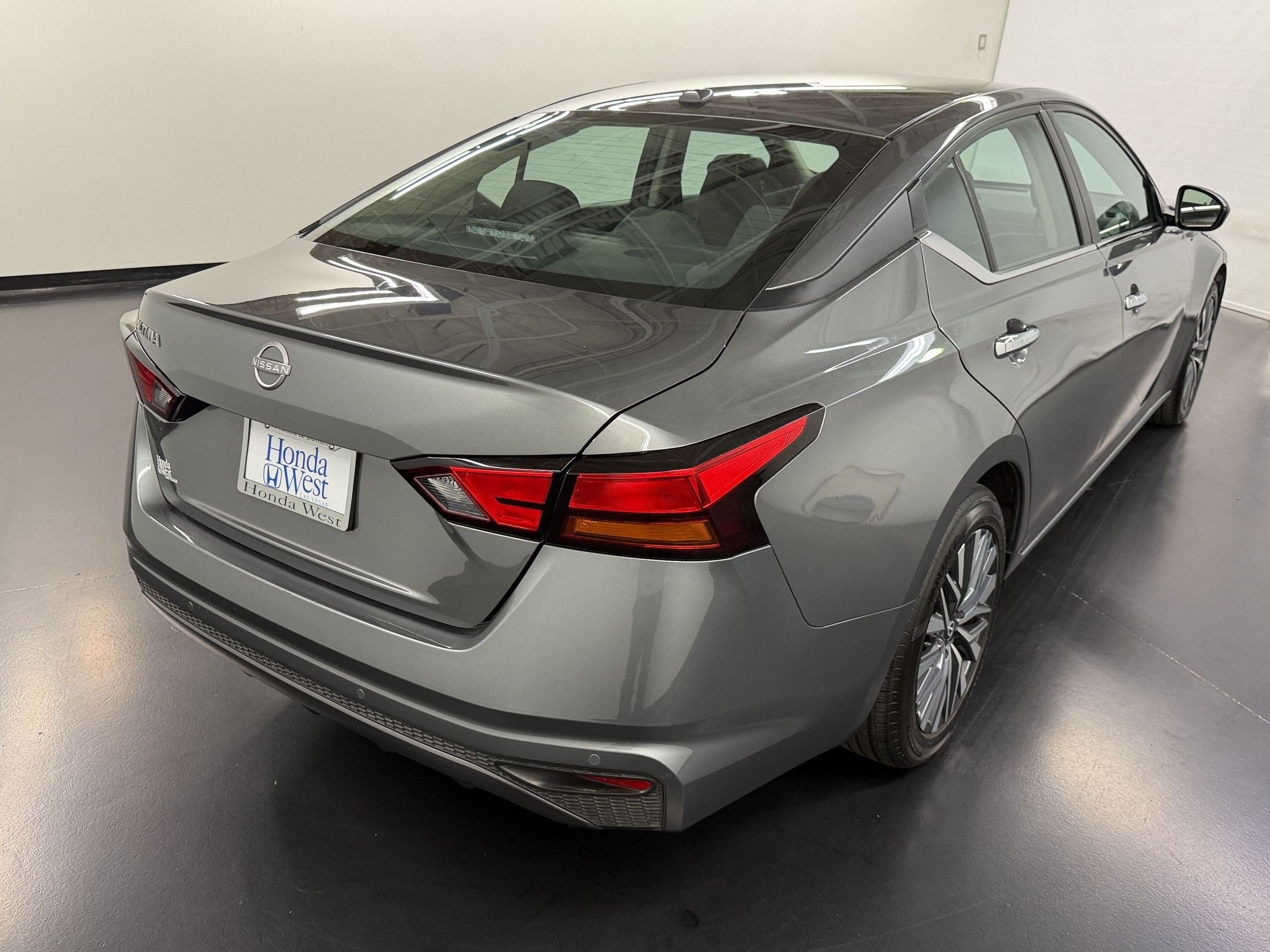 2025 Nissan Altima SV - Photo 9
