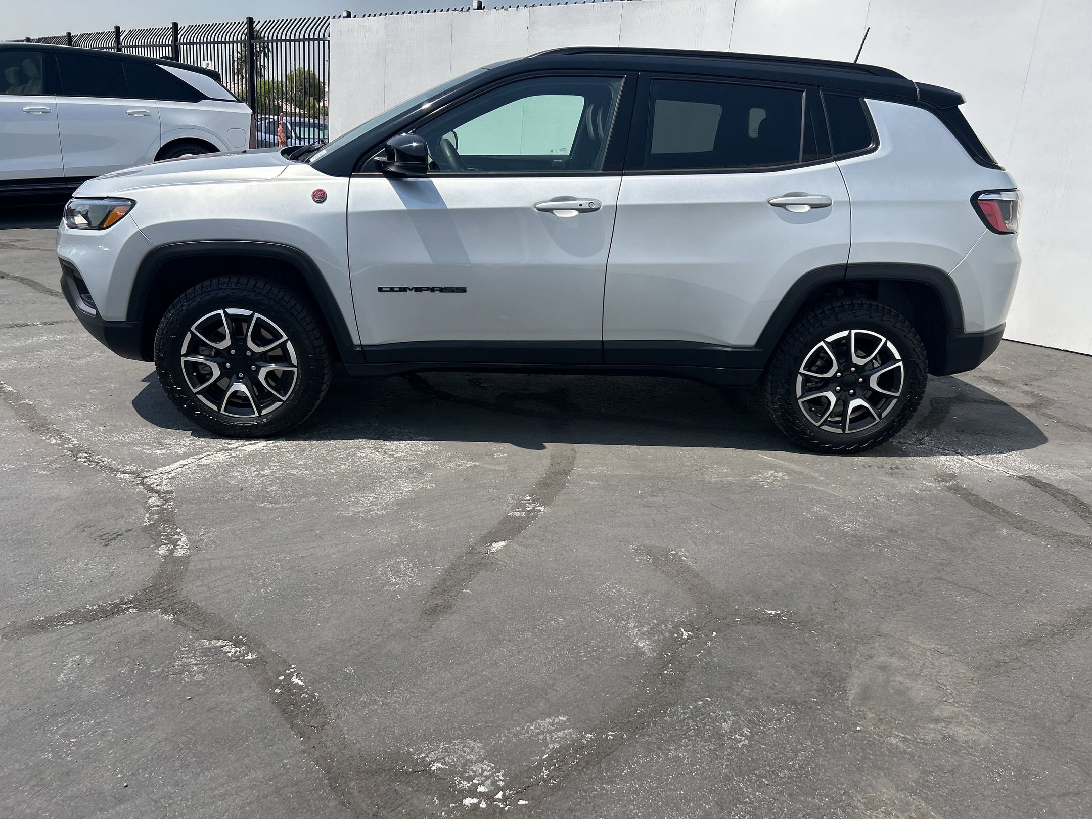 2024 Jeep Compass Trailhawk photo 2