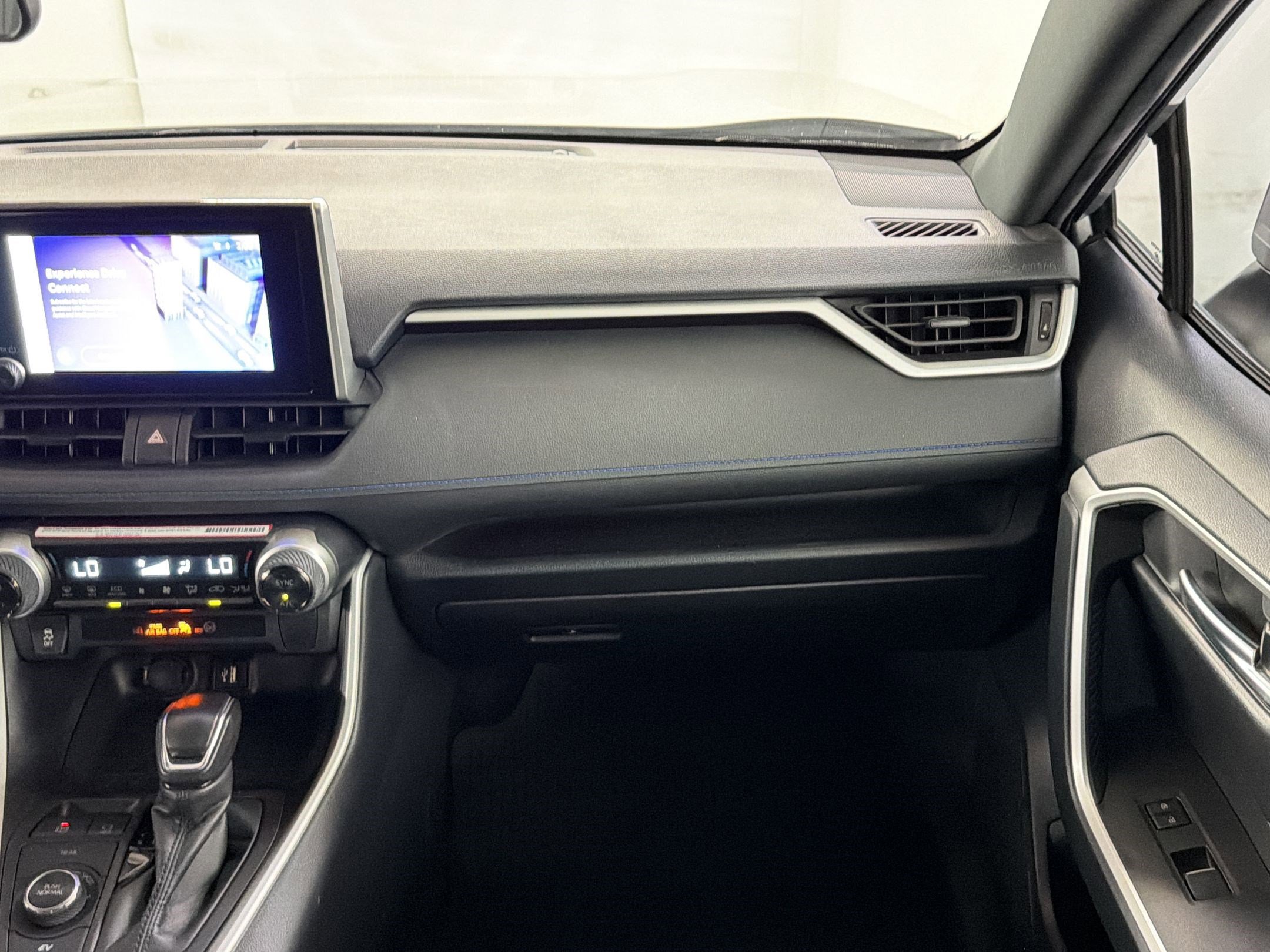 2024 Toyota RAV4 SE - Photo 27
