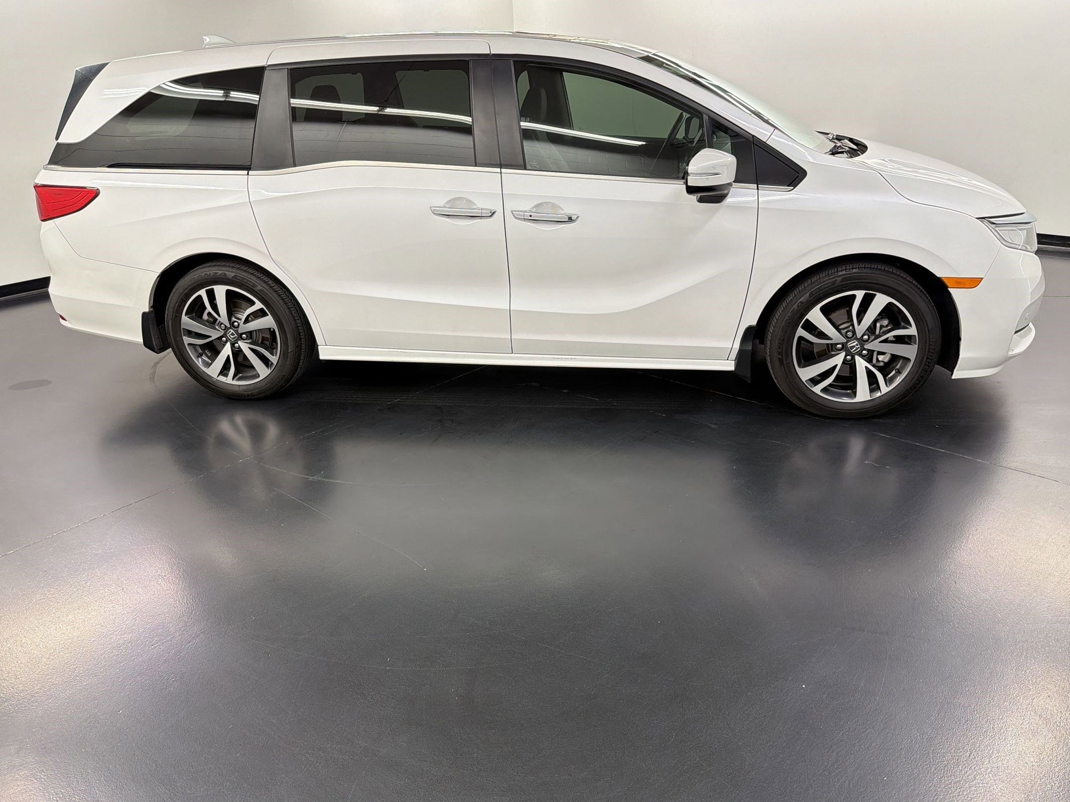 2024 Honda Odyssey Touring photo 3
