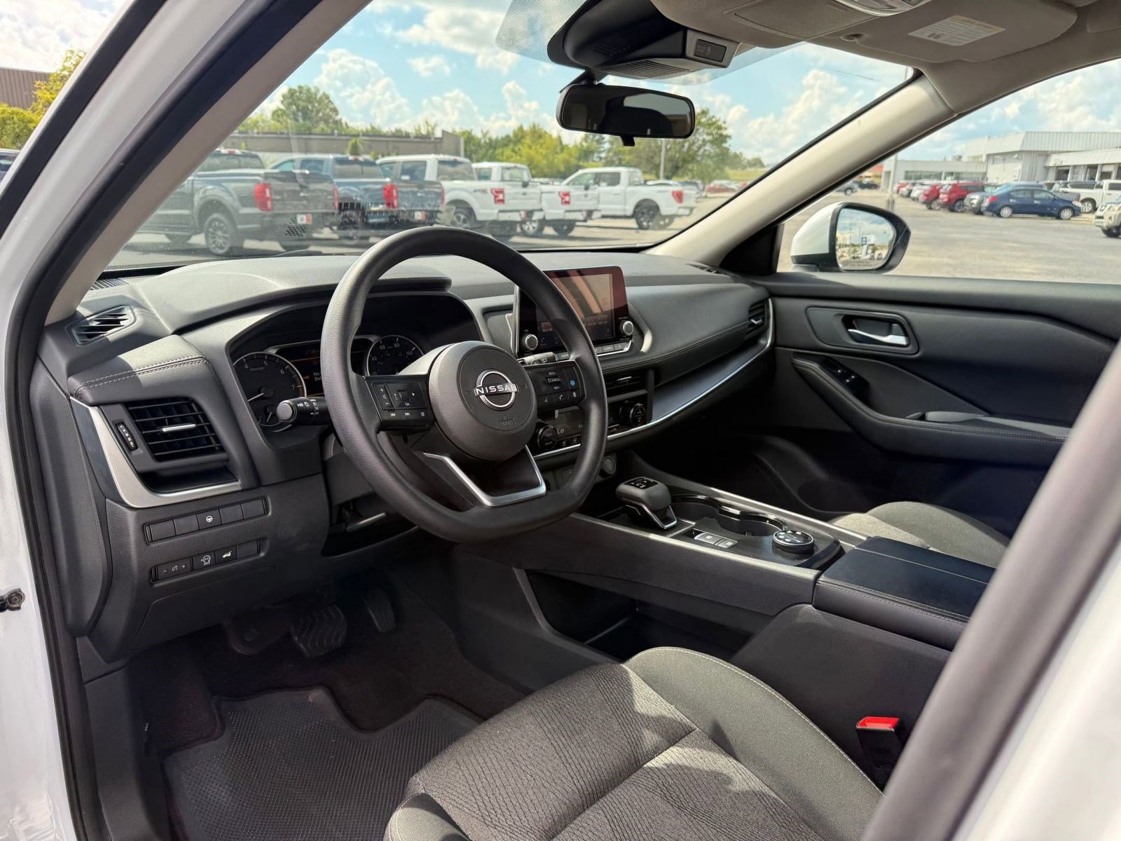 2024 Nissan Rogue SV photo 4