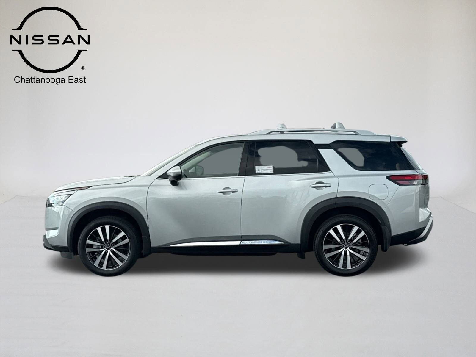 2025 Nissan Pathfinder Platinum photo 2