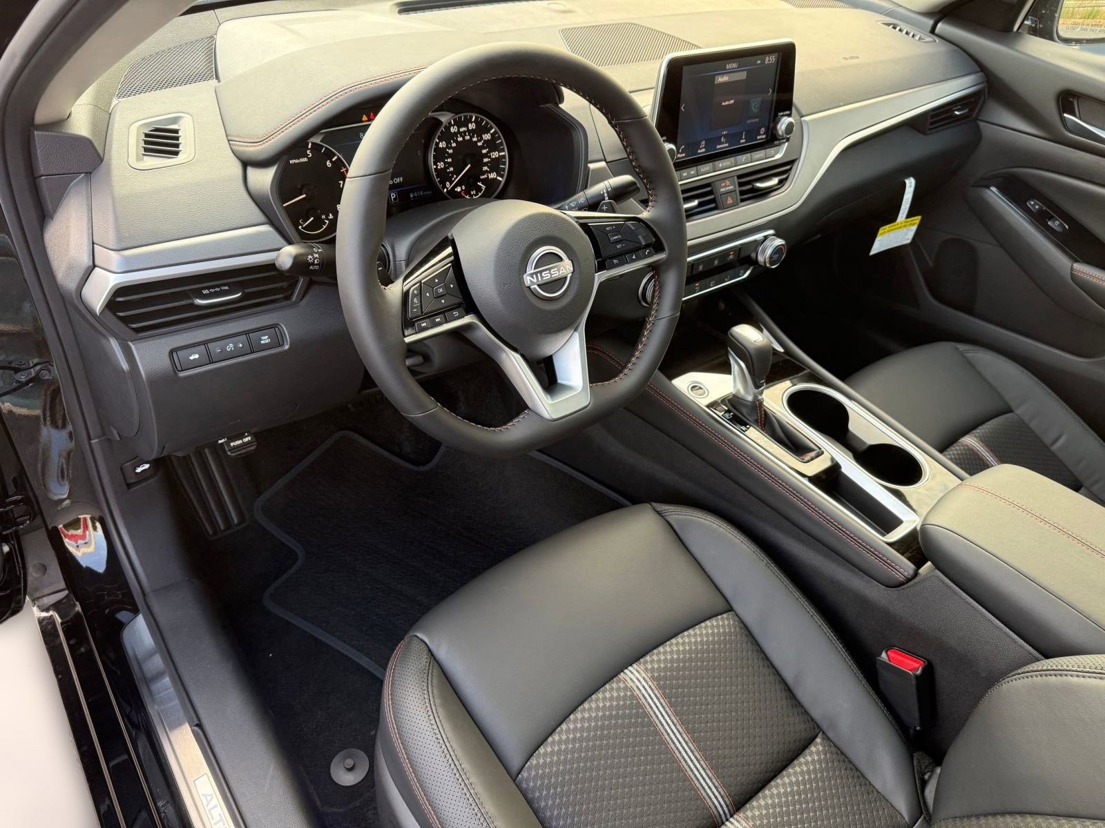 2025 Nissan Altima SR photo 4