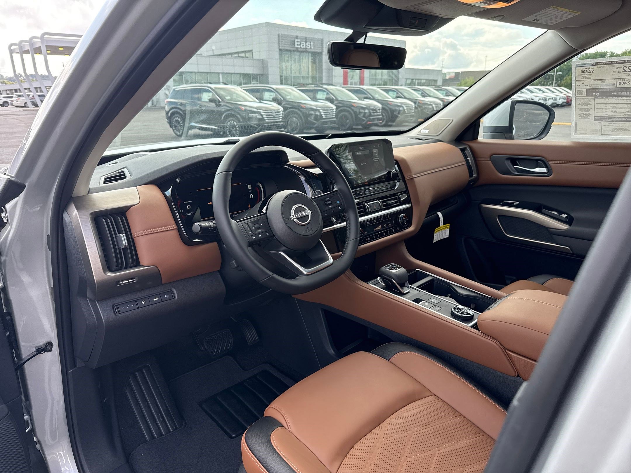 2025 Nissan Pathfinder Platinum photo 4