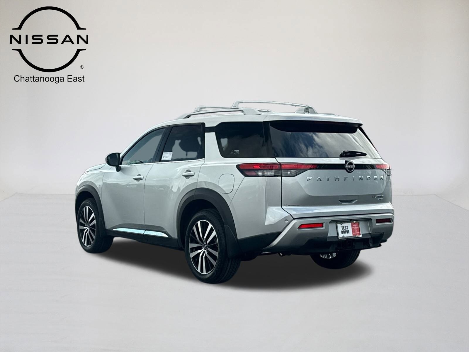 2025 Nissan Pathfinder Platinum photo 3