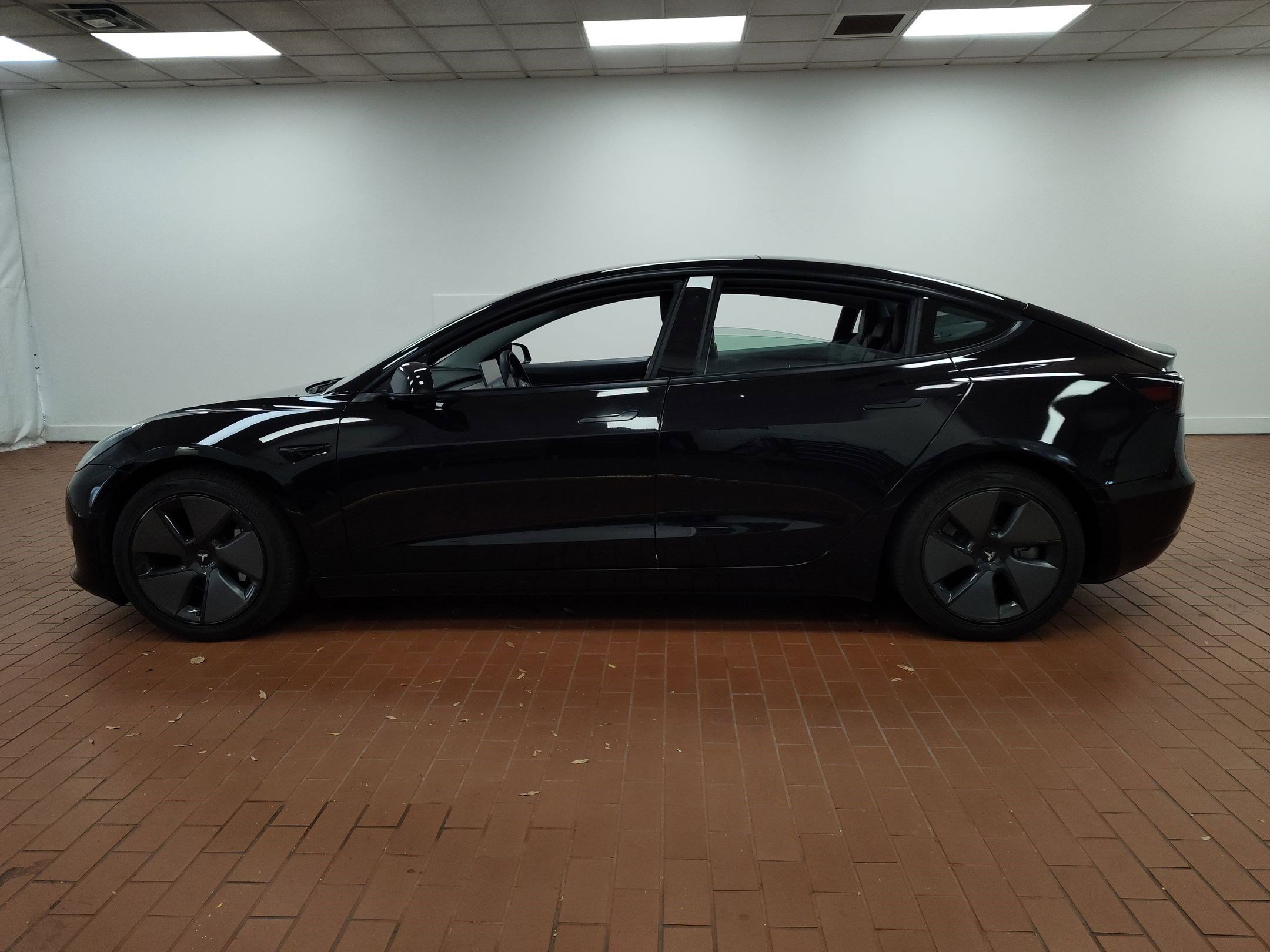 2021 Tesla Model 3 Standard Range Plus photo 2