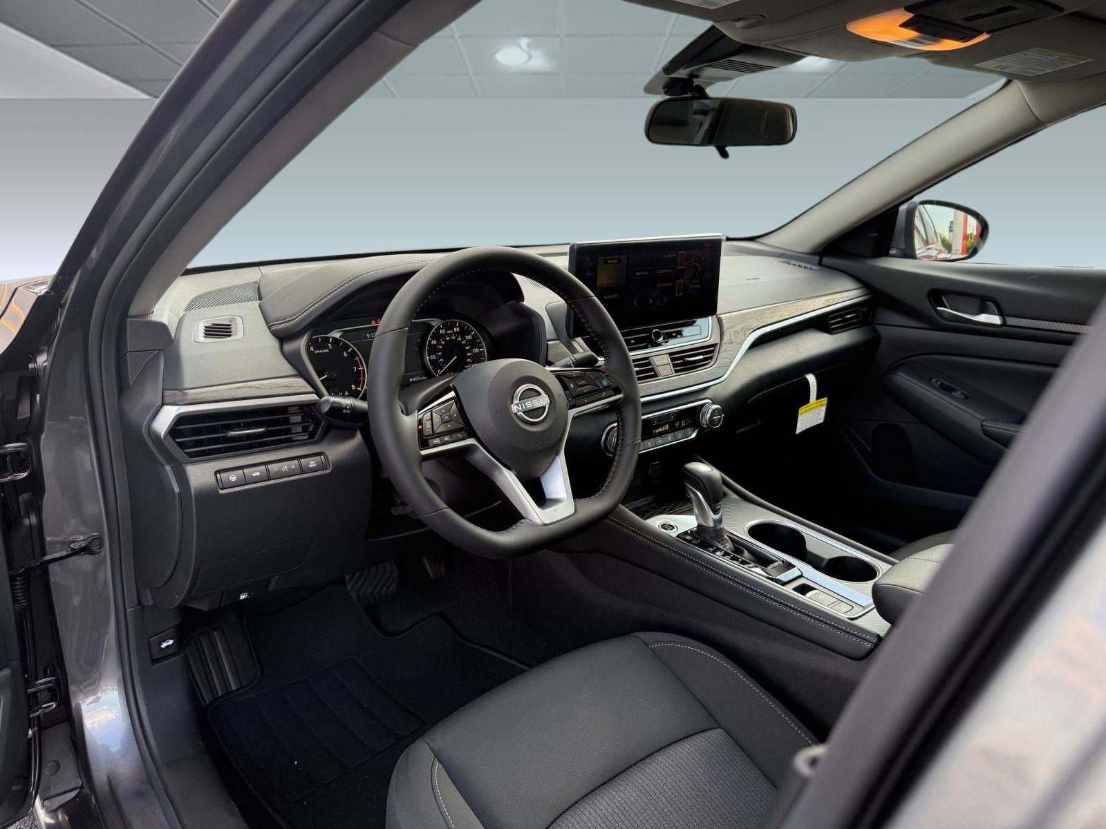 2025 Nissan Altima SV photo 4