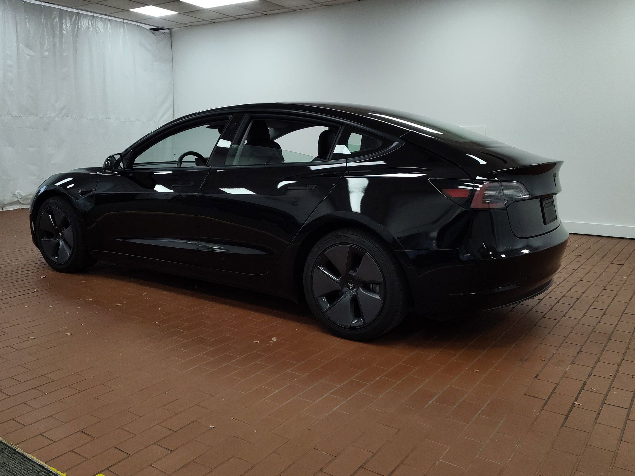 2021 Tesla Model 3 Standard Range Plus photo 3
