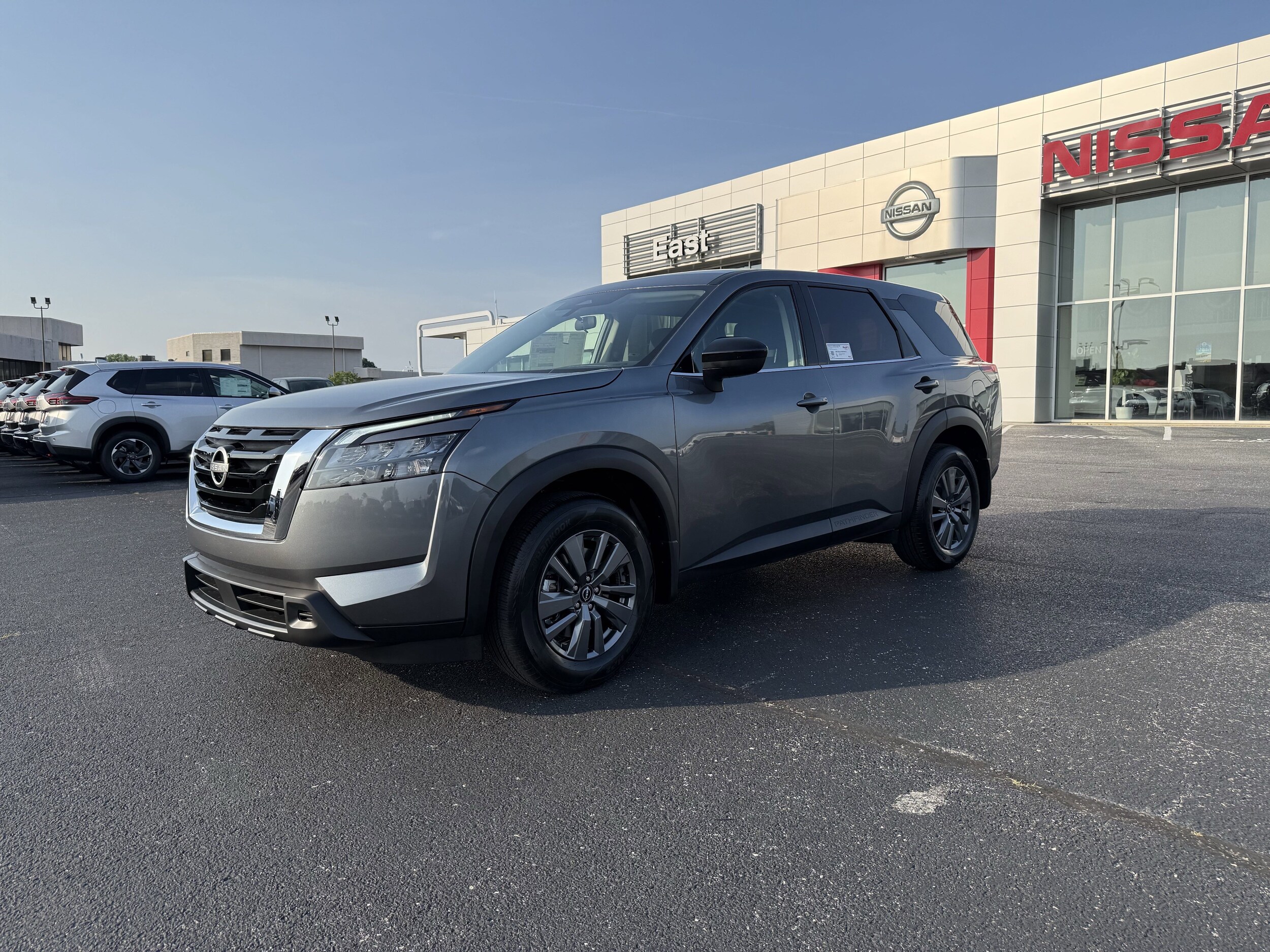 2025 Nissan Pathfinder S photo 3