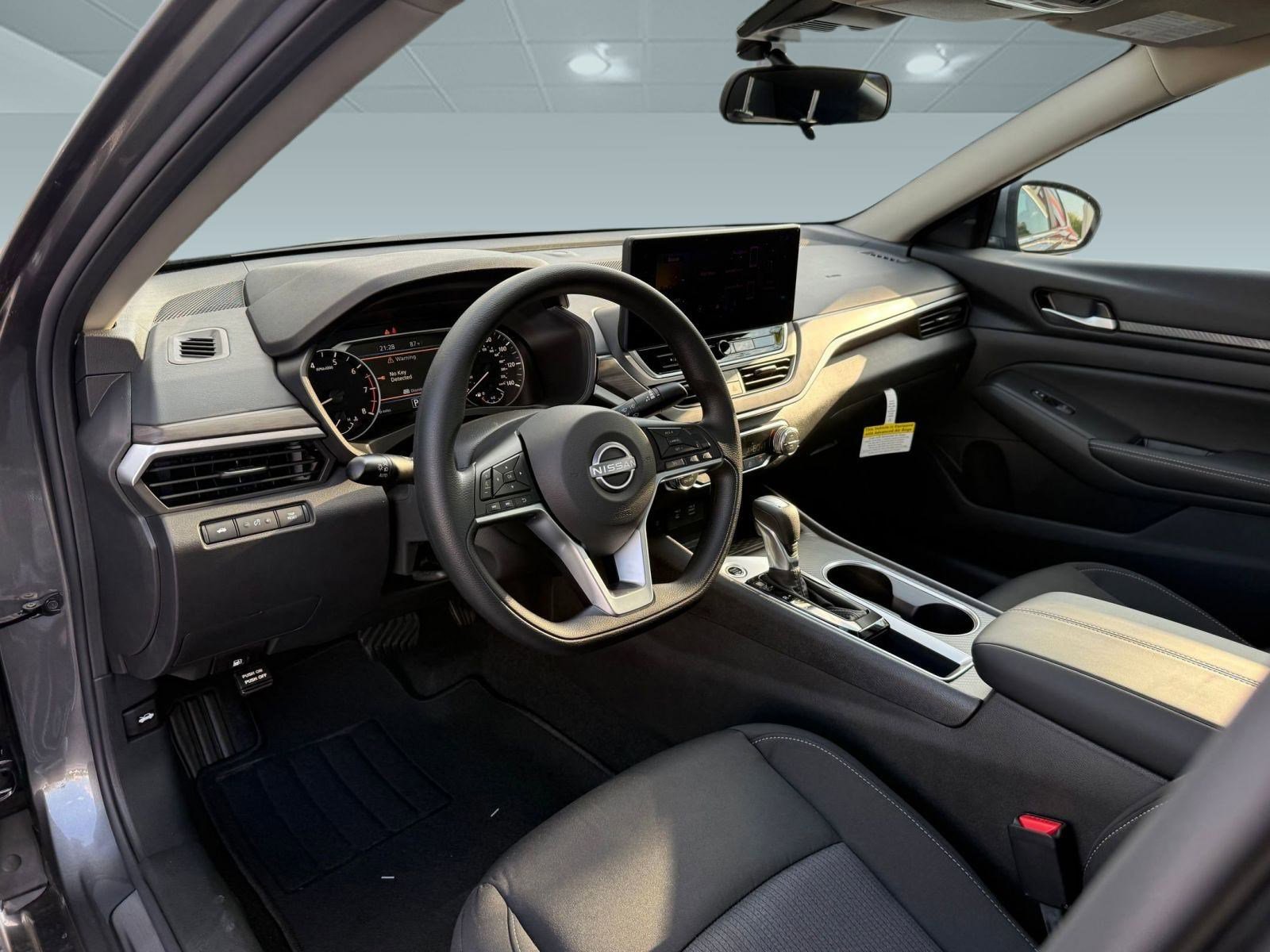 2025 Nissan Altima SV photo 4