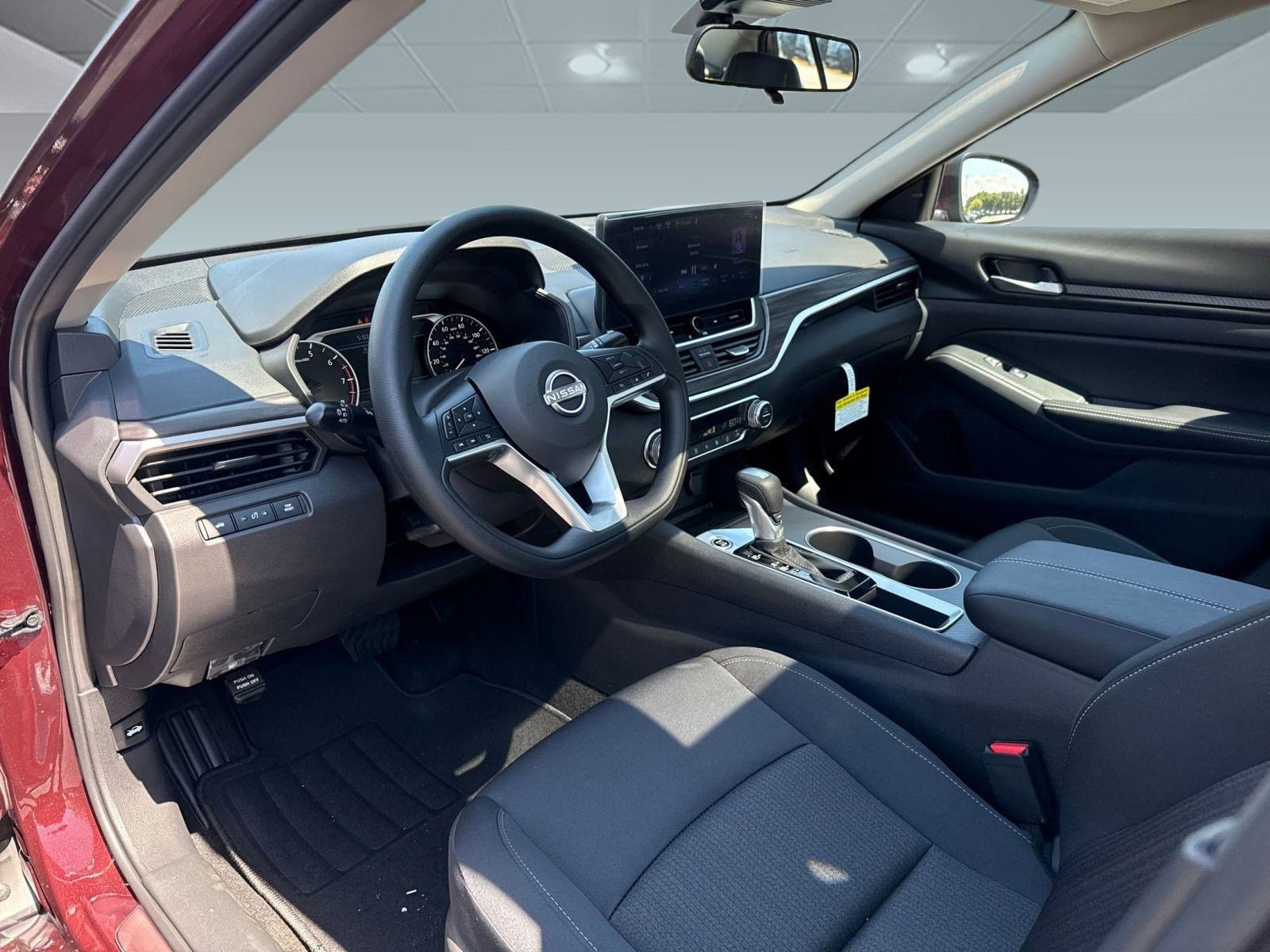 2025 Nissan Altima SV photo 2