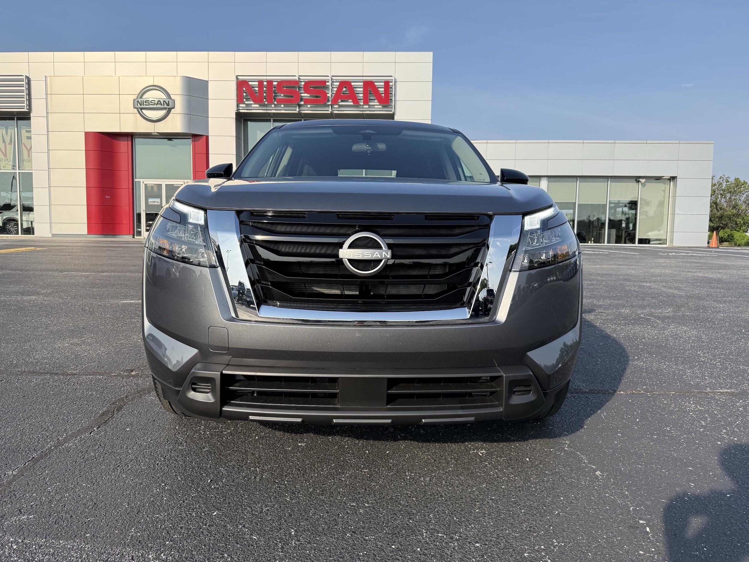 2025 Nissan Pathfinder S photo 2