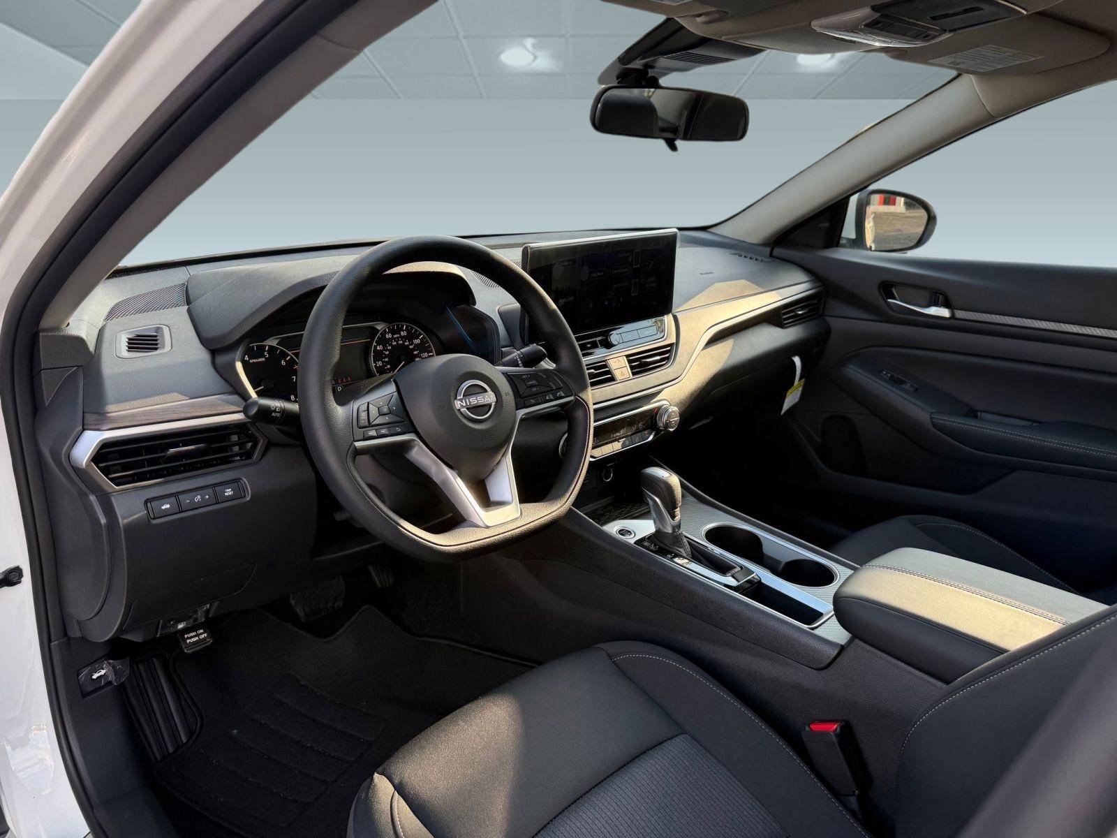 2025 Nissan Altima SV photo 4