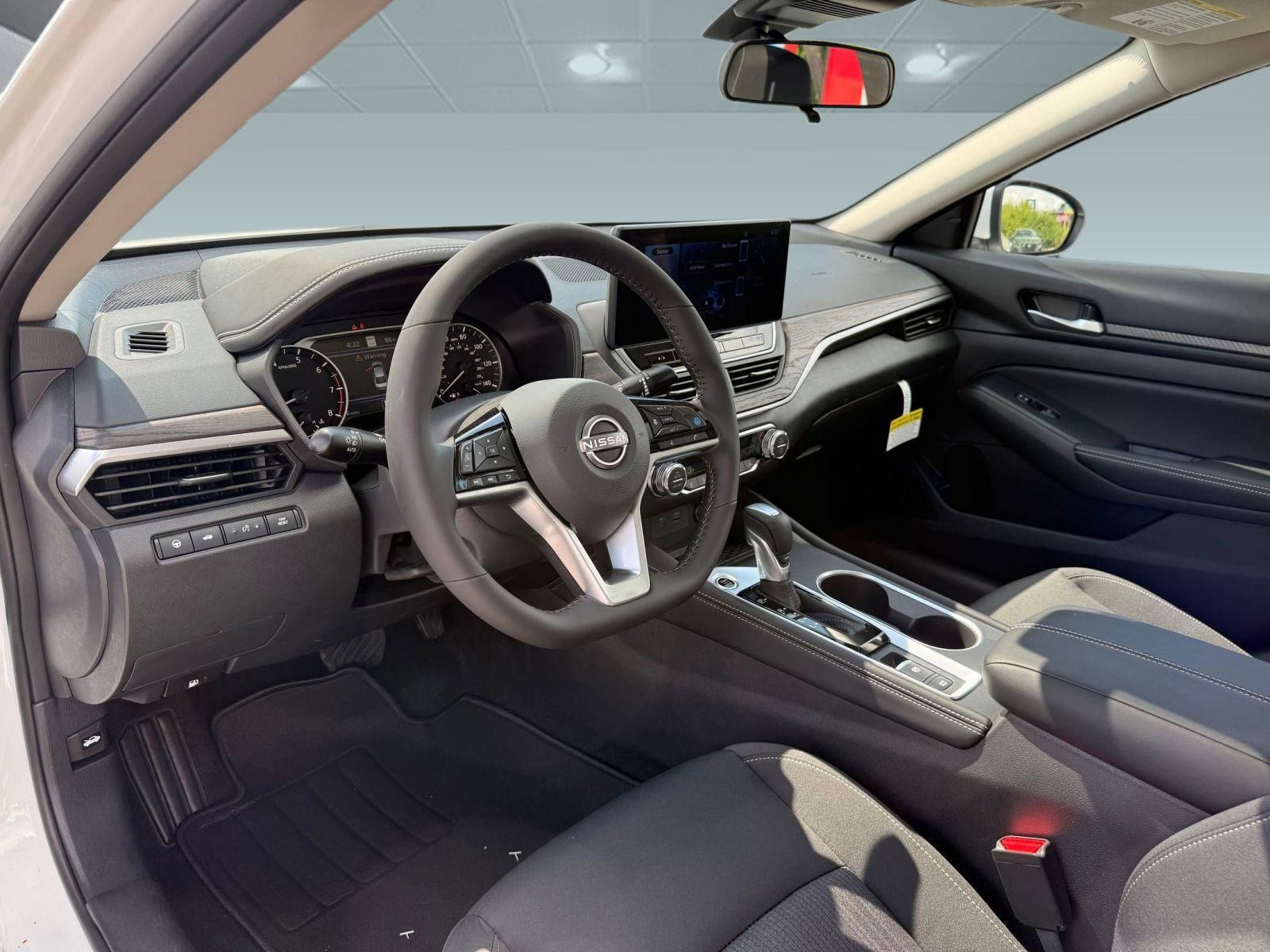 2025 Nissan Altima SV photo 4