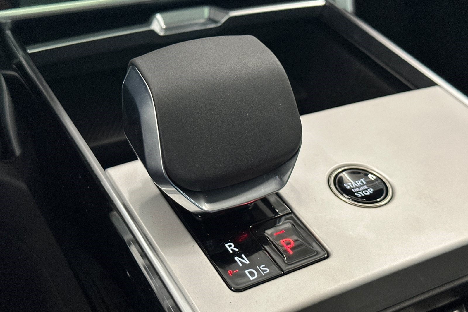 2026 Land Rover Range Rover SE - Photo 17