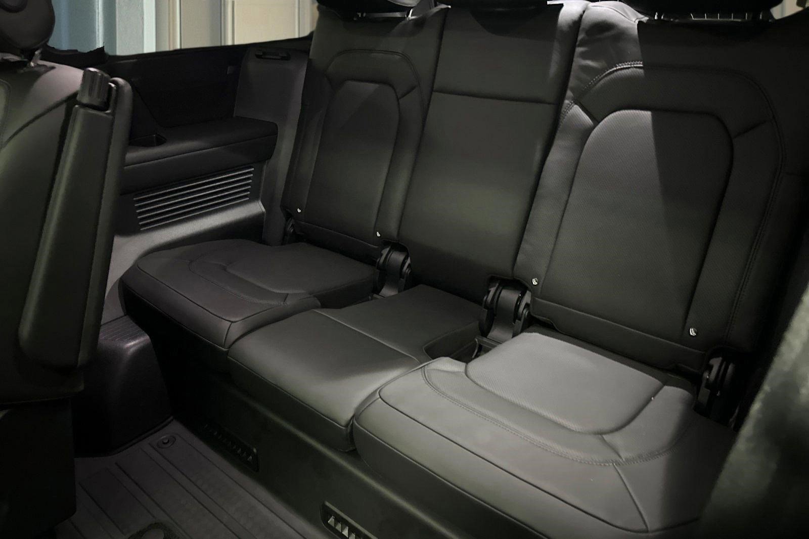 2025 Land Rover Defender X-Dynamic SE - Photo 28