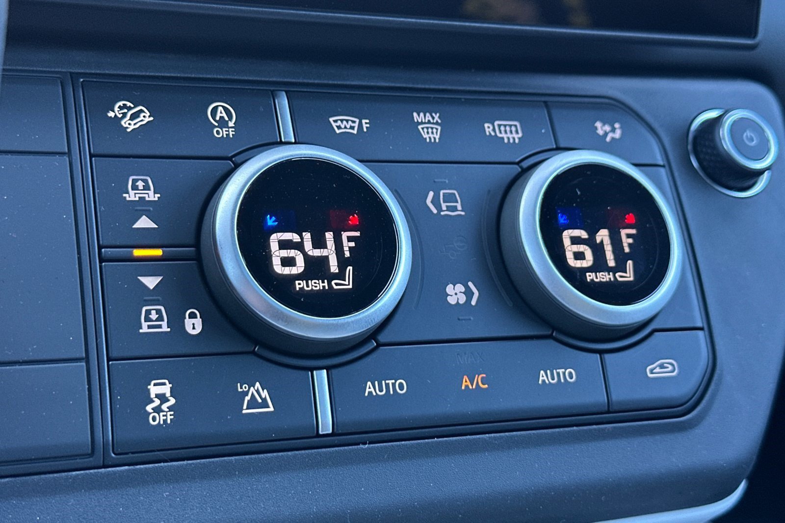 2026 Land Rover Defender X-Dynamic SE - Photo 18