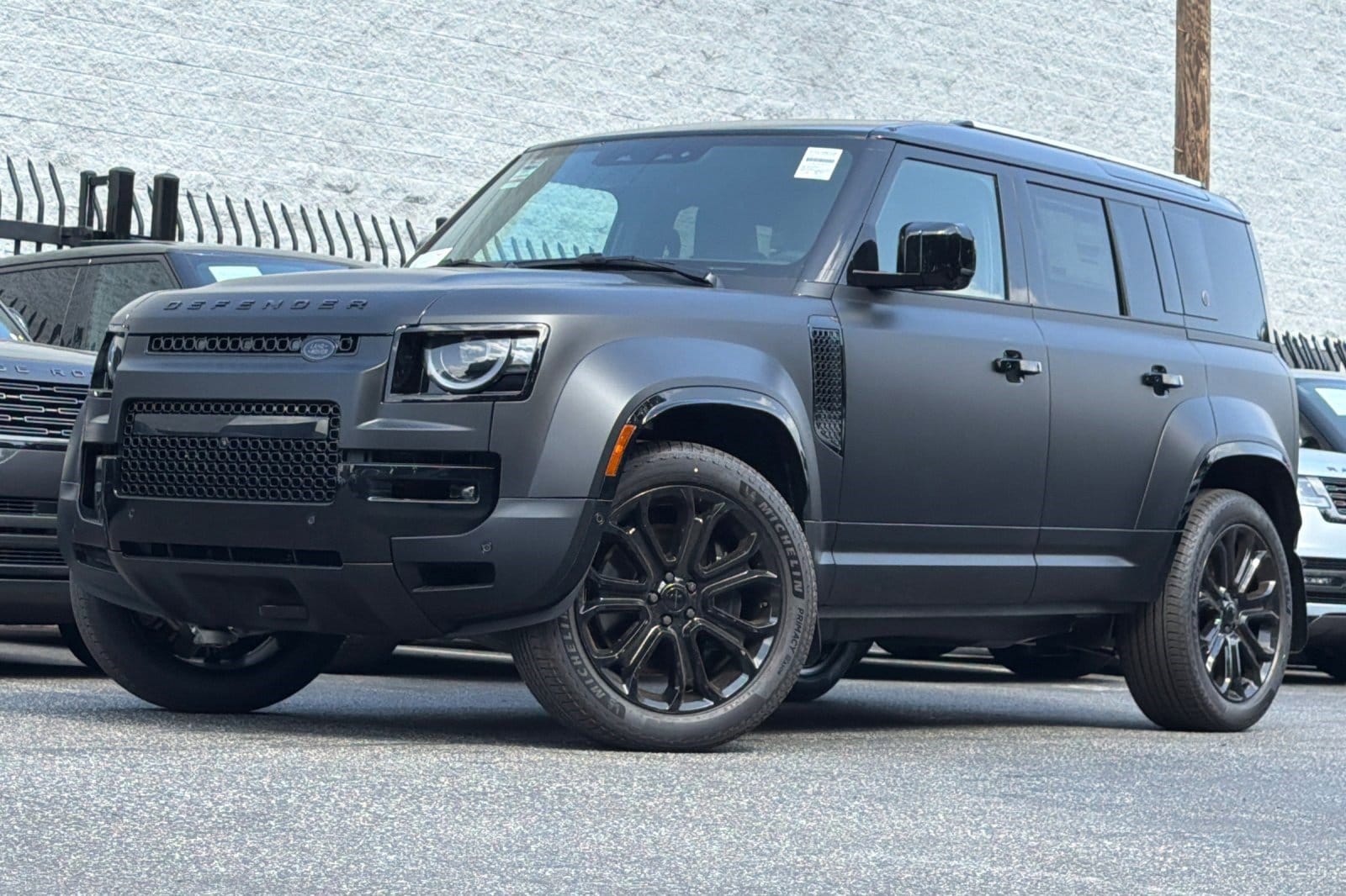 2026 Land Rover Defender 110 OCTA Black P635's photo